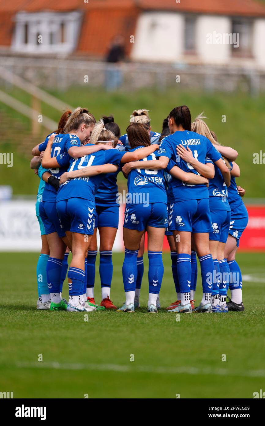 Lewes, Regno Unito. 30th Apr, 2023. Lewes, Inghilterra, aprile 30th 2023: I giocatori di Durham formano una huddle prima della partita di football della fa Womens Championship tra Lewes e Durham al Dripping Pan di Lewes, Inghilterra. (James Whitehead/SPP) Credit: SPP Sport Press Photo. /Alamy Live News Foto Stock