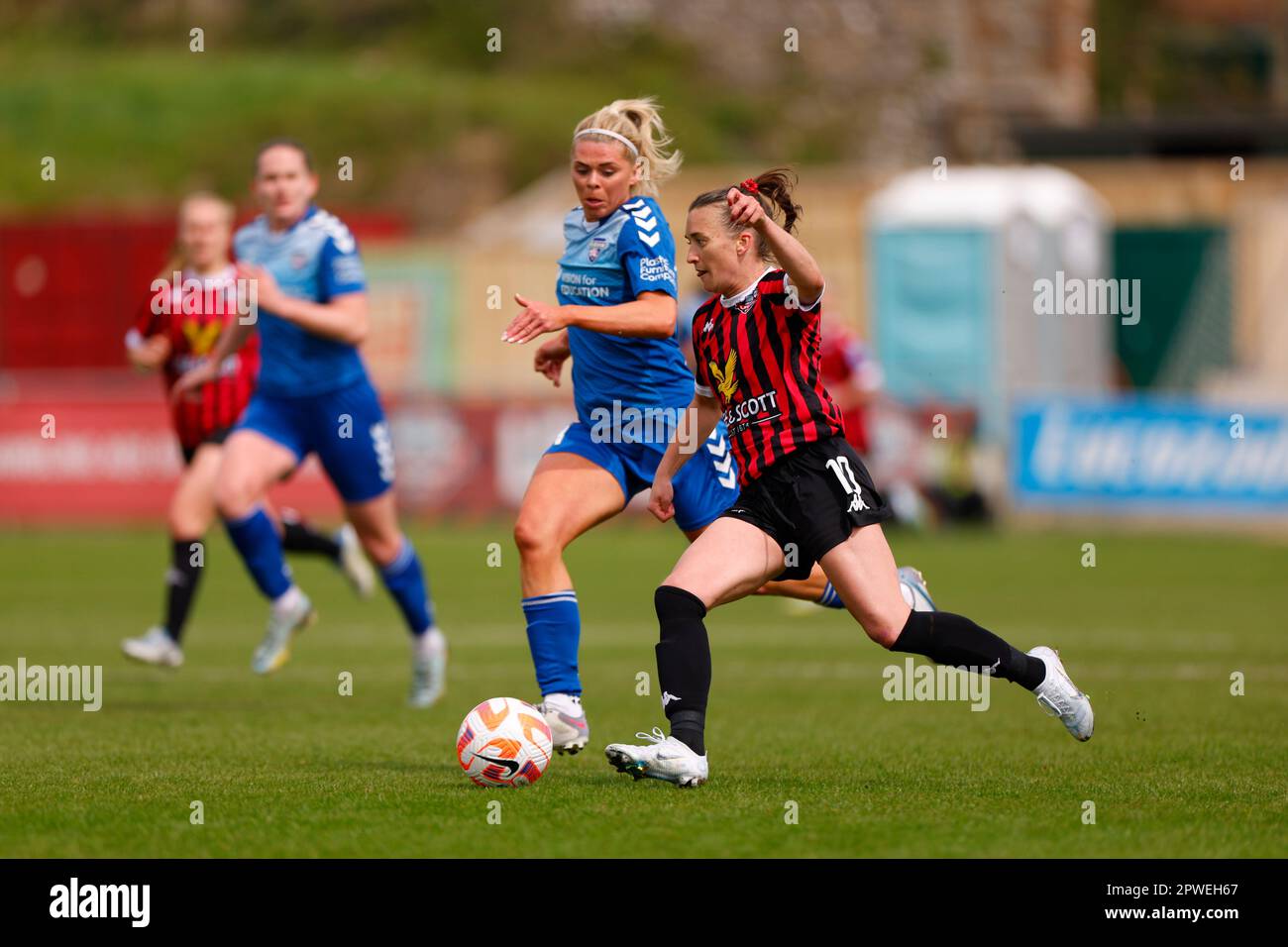 Lewes, Regno Unito. 30th Apr, 2023. Lewes, Inghilterra, 30th 2023 aprile: Amber-Keegan Stobbs (10 Lewes) passa davanti a Becky Salicki (14 Durham) durante la partita di football della fa Womens Championship tra Lewes e Durham al Dripping Pan di Lewes, Inghilterra. (James Whitehead/SPP) Credit: SPP Sport Press Photo. /Alamy Live News Foto Stock