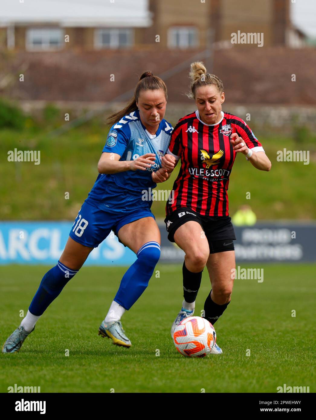 Lewes, Regno Unito. 30th Apr, 2023. Lewes, Inghilterra, 30th 2023 aprile: Grace Ayre (18 Durham) e Nat Johnson (7 Lewes) vanno da una parte all'altra durante la partita di football della fa Womens Championship tra Lewes e Durham al Dripping Pan di Lewes, Inghilterra. (James Whitehead/SPP) Credit: SPP Sport Press Photo. /Alamy Live News Foto Stock