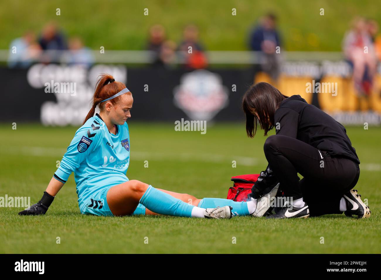 Lewes, Regno Unito. 30th Apr, 2023. Lewes, Inghilterra, 30th 2023 aprile: Il portiere Naoisha McAloon (1 Durham) riceve un trattamento durante la partita di football della fa Womens Championship tra Lewes e Durham al Dripping Pan di Lewes, Inghilterra. (James Whitehead/SPP) Credit: SPP Sport Press Photo. /Alamy Live News Foto Stock