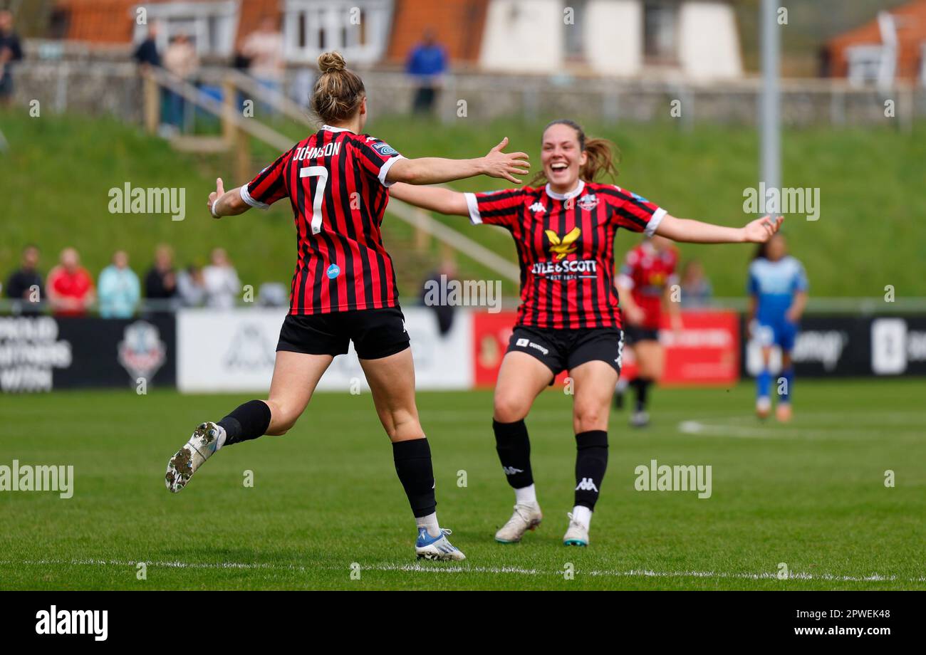 Lewes, Regno Unito. 30th Apr, 2023. Lewes, Inghilterra, 30th 2023 aprile: NAT Johnson (7 Lewes) festeggia dopo aver segnato il primo gol della sua squadra con i compagni di squadra durante la partita di football della fa Womens Championship tra Lewes e Durham al Dripping Pan di Lewes, Inghilterra. (James Whitehead/SPP) Credit: SPP Sport Press Photo. /Alamy Live News Foto Stock