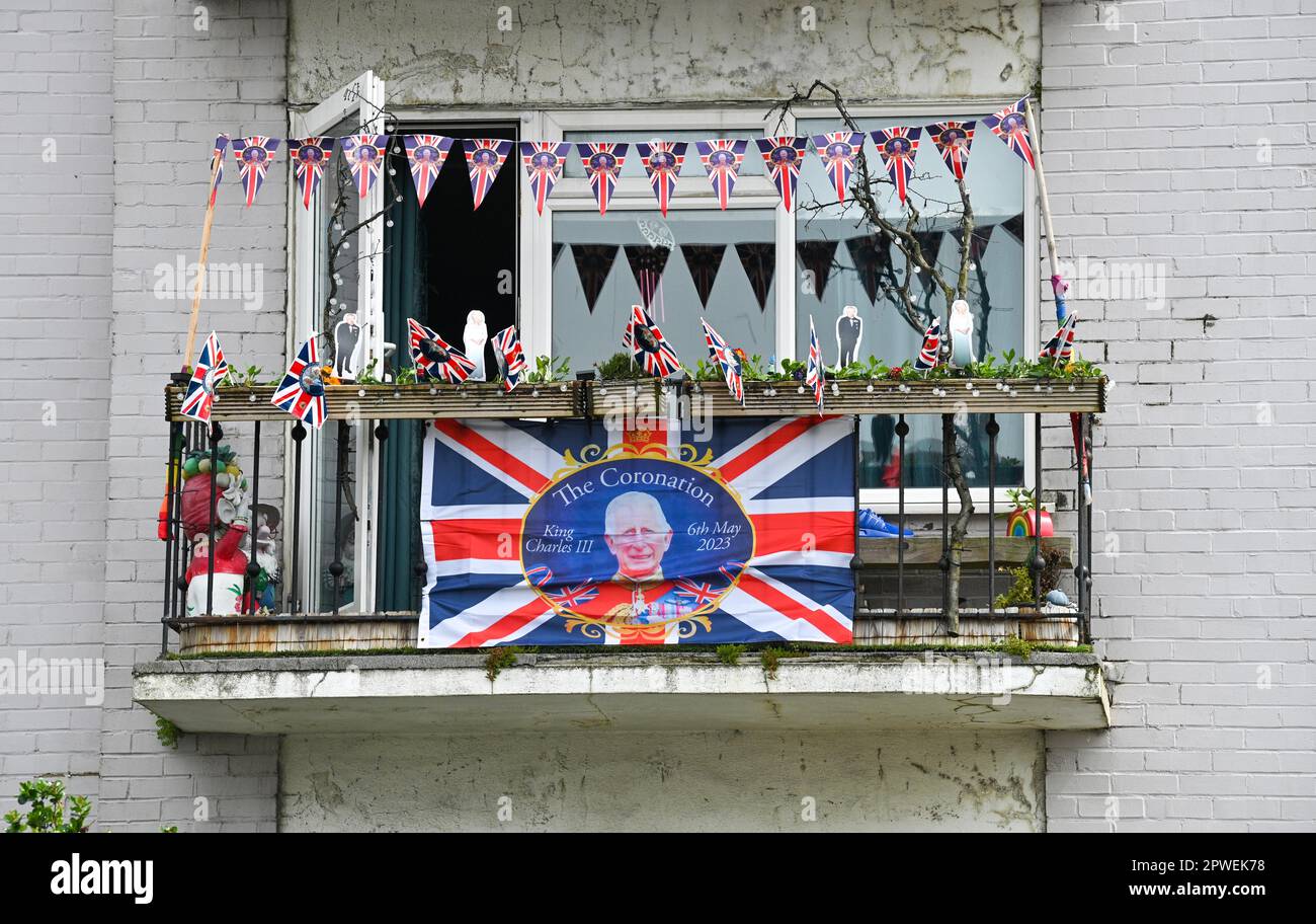 Brighton UK 30th aprile 2023 - il balcone di questo appartamento a Brighton è stato decorato pronto per l'incoronazione di re Carlo III prossimo Sabato 6th maggio : Credit Simon Dack / Alamy Live News Foto Stock Brighton UK 30th aprile 2023 - il balcone di questo appartamento a Brighton è stato decorato pronto per l'incoronazione di re Carlo III prossimo Sabato 6th maggio : Credit Simon Dack / Alamy Live News Foto Stock