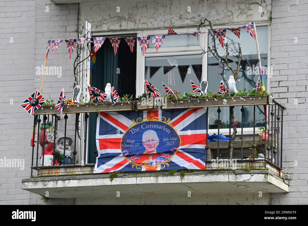 Brighton UK 30th aprile 2023 - il balcone di questo appartamento a Brighton è stato decorato pronto per l'incoronazione di re Carlo III prossimo Sabato 6th maggio : Credit Simon Dack / Alamy Live News Foto Stock Brighton UK 30th aprile 2023 - il balcone di questo appartamento a Brighton è stato decorato pronto per l'incoronazione di re Carlo III prossimo Sabato 6th maggio : Credit Simon Dack / Alamy Live News Foto Stock