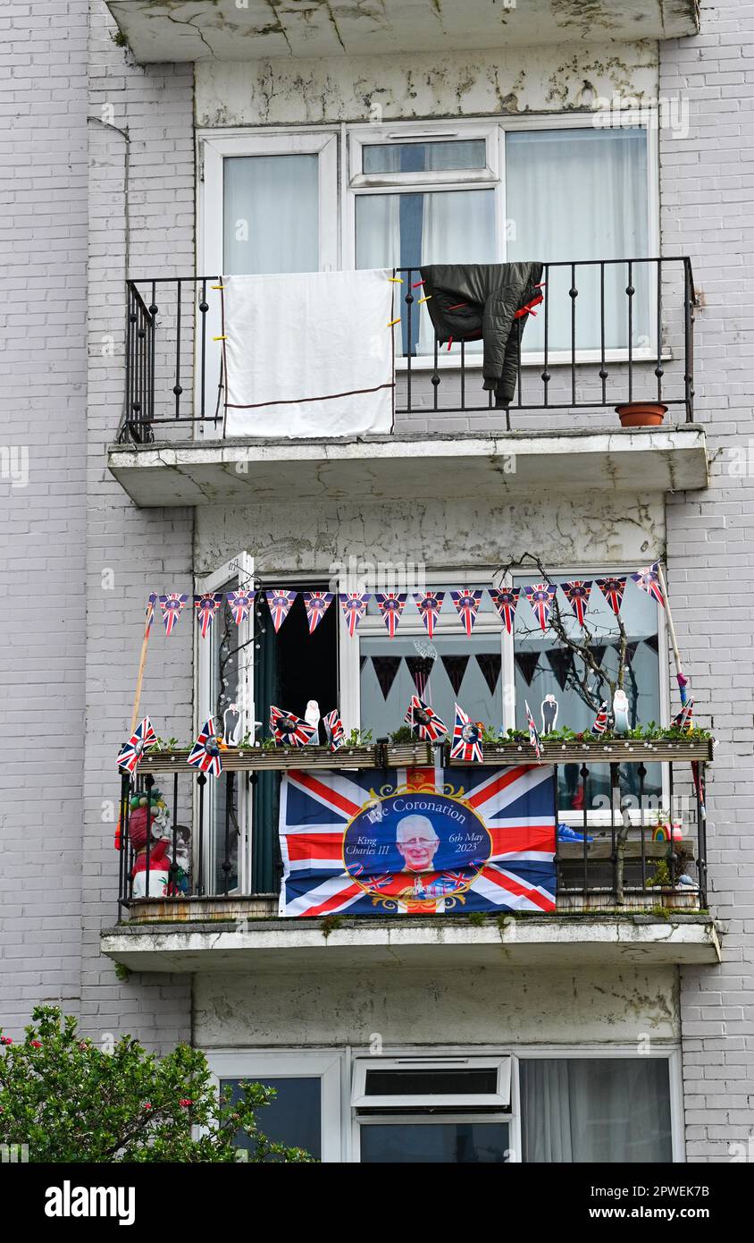 Brighton UK 30th aprile 2023 - il balcone di questo appartamento a Brighton è stato decorato pronto per l'incoronazione di re Carlo III prossimo Sabato 6th maggio : Credit Simon Dack / Alamy Live News Foto Stock Brighton UK 30th aprile 2023 - il balcone di questo appartamento a Brighton è stato decorato pronto per l'incoronazione di re Carlo III prossimo Sabato 6th maggio : Credit Simon Dack / Alamy Live News Foto Stock