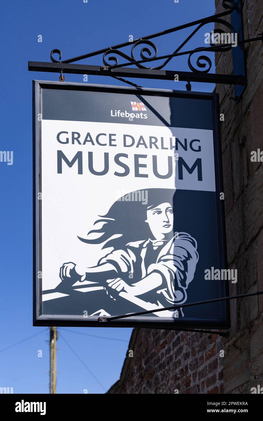 Insegna del Grace Darling Museum, Bamburgh Northumberland, dedicata al salvataggio in scialuppa da parte di Grace Darling nel 1838 dell'equipaggio del Forfarshire. Foto Stock