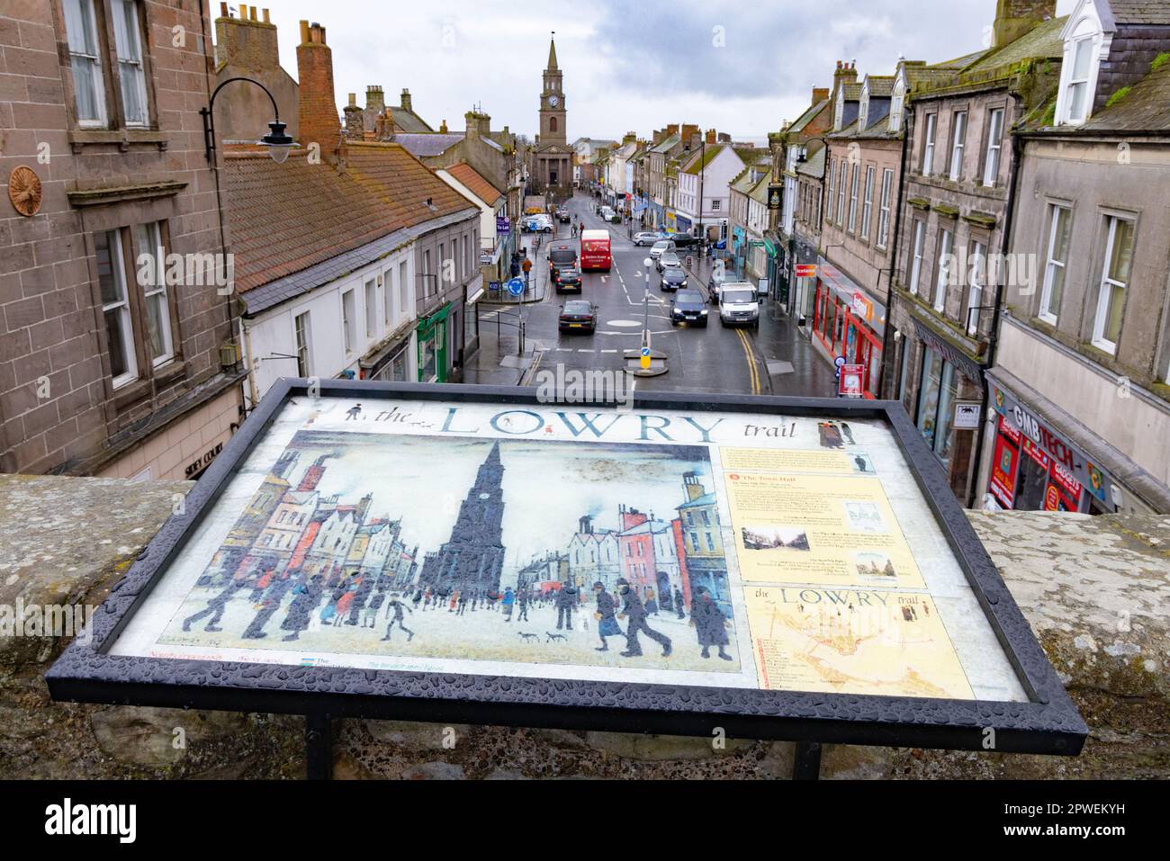 Berwick upon Tweed, camminando lungo il Lowry Trail - Vista di Marygate e del Municipio dalla passeggiata delle mura della città; Berwick upon Tweed, Northumberland Regno Unito Foto Stock