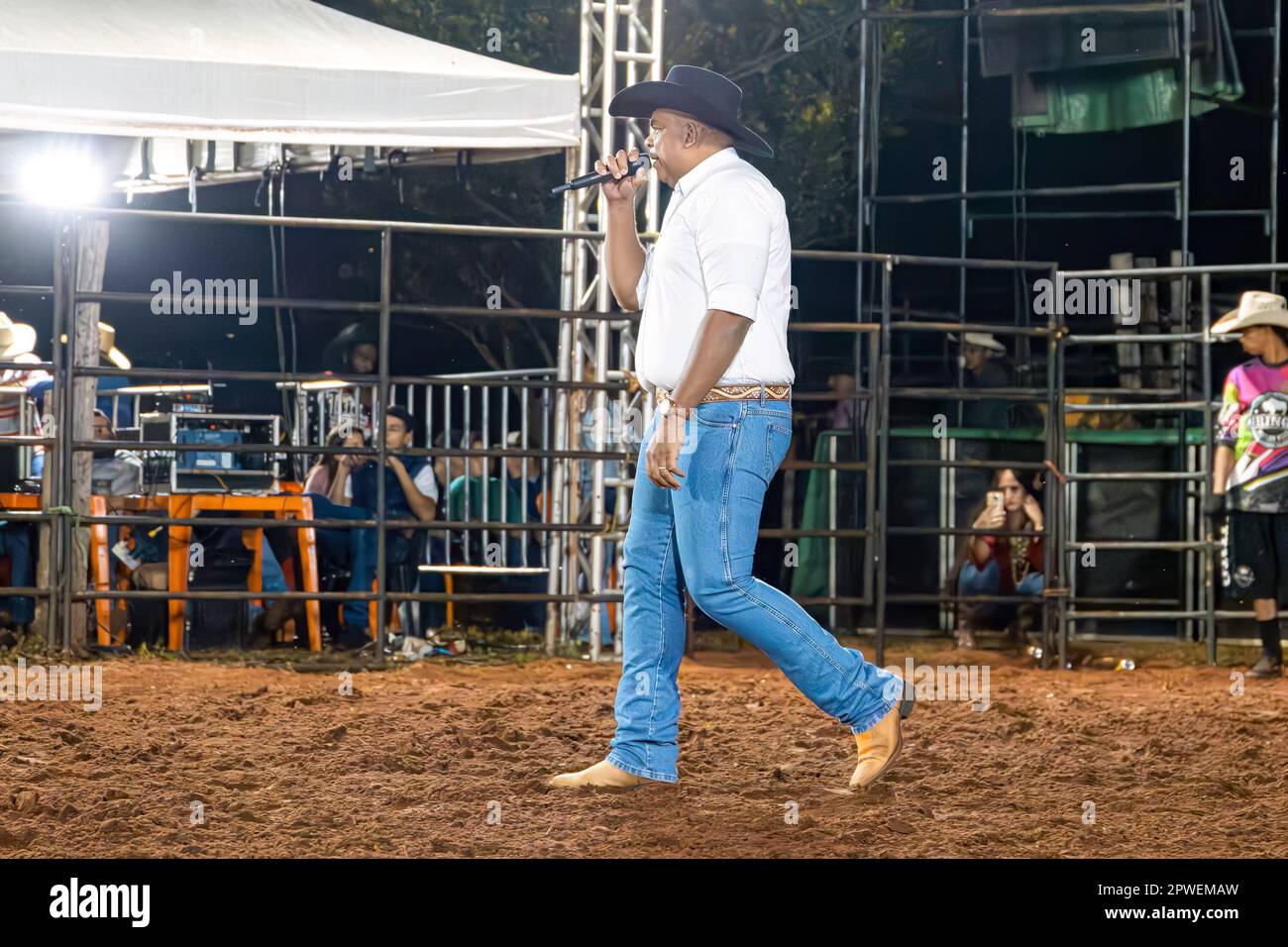 Itaja, Goias, Brasile - 04 21 2023: Annunciatore regionale del rodeo con microfono in un'arena del rodeo Foto Stock