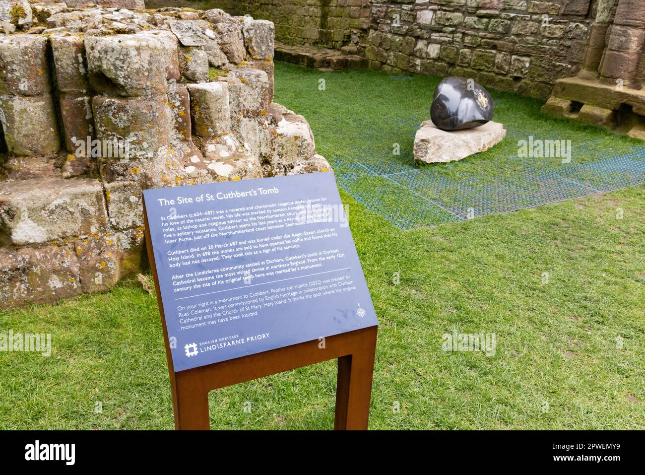 Il luogo di sepoltura originale di St Cuthbert, vescovo di Lindisfarne e primo santo cristiano, rovine del Priorato di Lindisfarne; isola Santa Northumberland Regno Unito Foto Stock