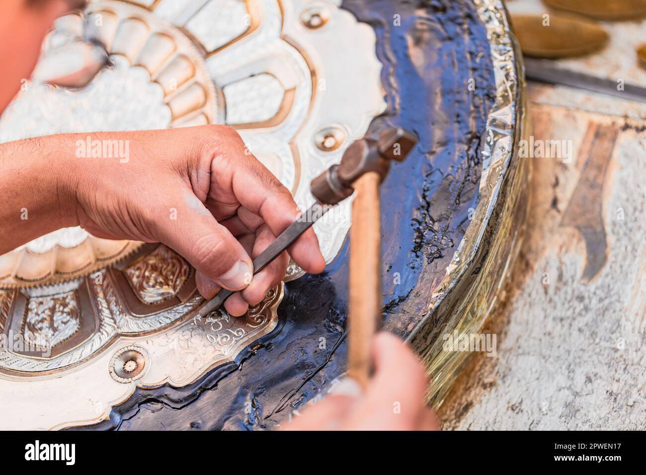 Un disegno di incisione dell'artista sul vassoio di metallo, officina di strada. Samarcanda, Uzbekistan Foto Stock