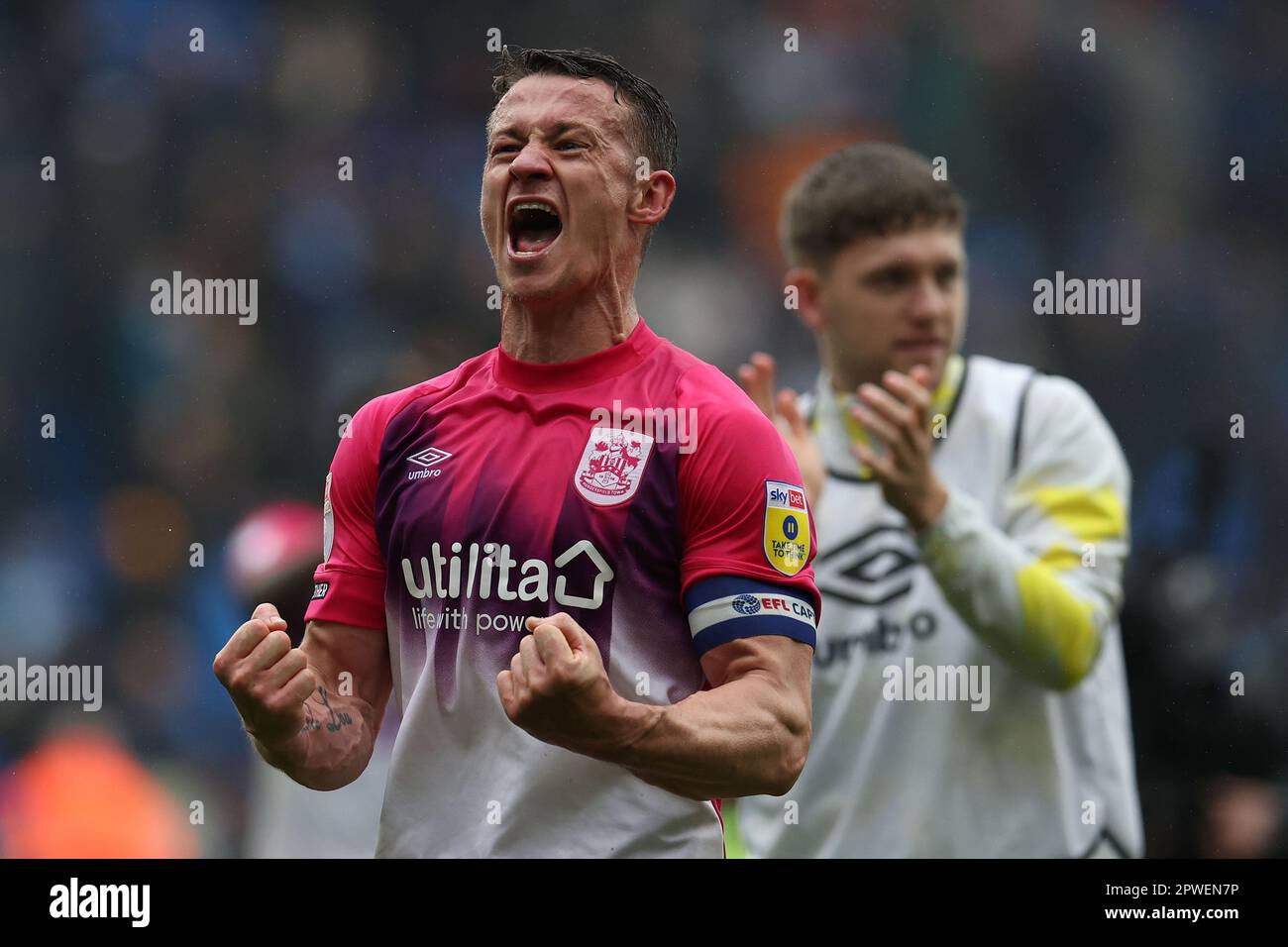 Cardiff, Regno Unito. 30th Apr, 2023. Jonathan Hogg, il capitano di Huddersfield Town festeggia alla fine della partita. Partita del campionato EFL Skybet, città di Cardiff contro città di Huddersfield, al Cardiff City Stadium di Cardiff, Galles, domenica 30th aprile 2023. Questa immagine può essere utilizzata solo per scopi editoriali. Solo per uso editoriale, foto di Andrew Orchard/Andrew Orchard sports photography/Alamy Live news Credit: Andrew Orchard sports photography/Alamy Live News Foto Stock