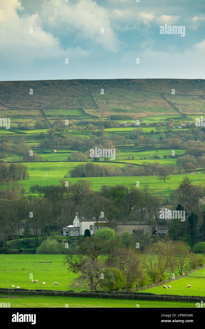 Bella valle soleggiata e bordo delle case del villaggio (collina illuminata dal sole e collina, edifici isolati, campane upland) - Addingham, West Yorkshire, Inghilterra, Regno Unito. Foto Stock