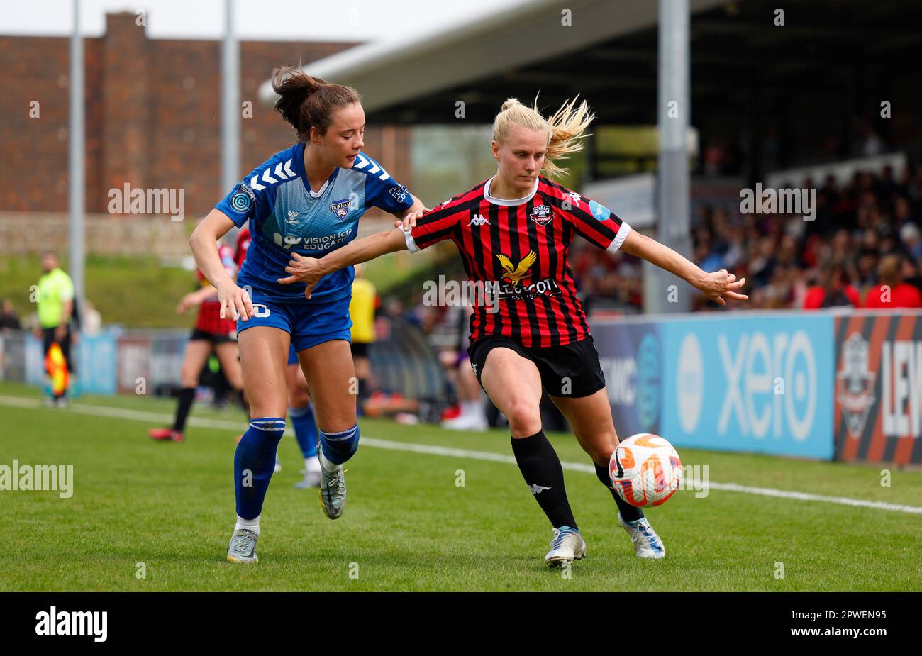 Lewes, Regno Unito. 30th Apr, 2023. Lewes, Inghilterra, 30th 2023 aprile: Grace Ayre (18 Durham) e Amelia Hazard (4 Lewes) si battono per la palla durante la partita di football della fa Womens Championship tra Lewes e Durham al Dripping Pan di Lewes, Inghilterra. (James Whitehead/SPP) Credit: SPP Sport Press Photo. /Alamy Live News Foto Stock