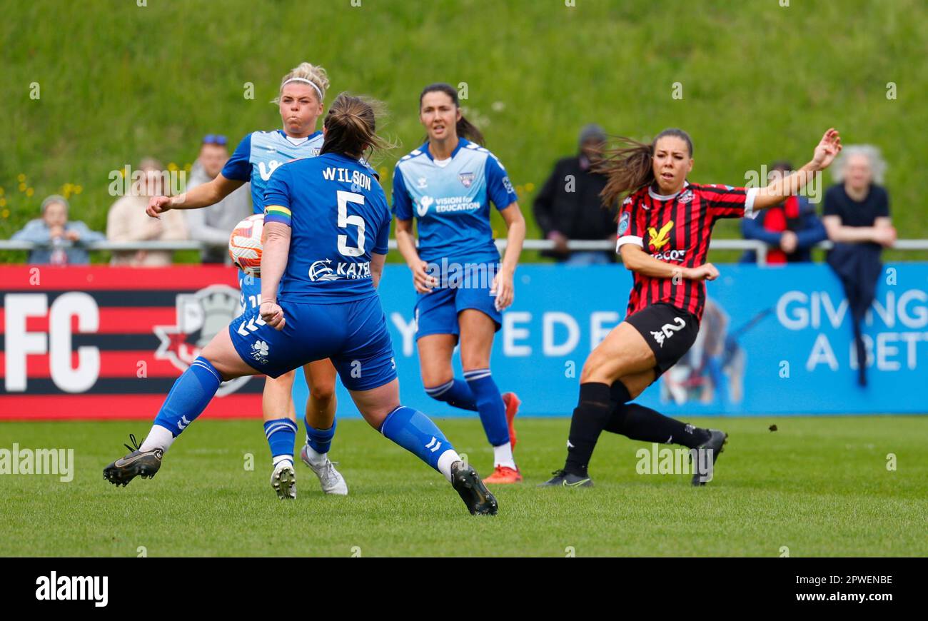 Lewes, Regno Unito. 30th Apr, 2023. Lewes, Inghilterra, 30th 2023 aprile: Sarah Wilson (5 Durham) blocca un colpo da Ellie Mason (2 Lewes) durante la partita di football della fa Womens Championship tra Lewes e Durham al Dripping Pan di Lewes, Inghilterra. (James Whitehead/SPP) Credit: SPP Sport Press Photo. /Alamy Live News Foto Stock