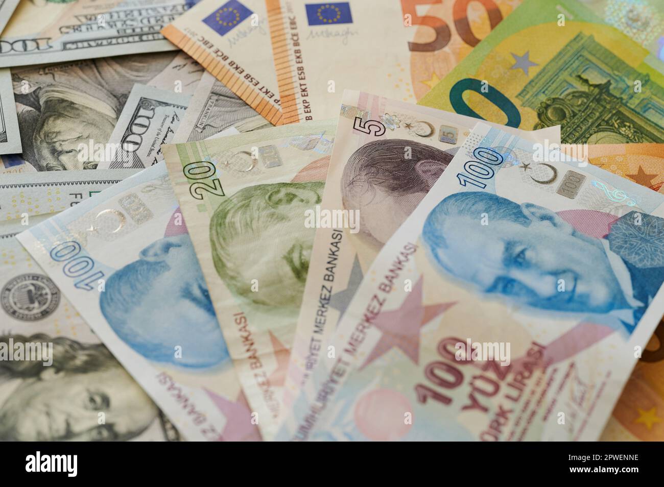 Diversi tipi di carta moneta turk su sfondo dollaro e euro valuta Foto Stock