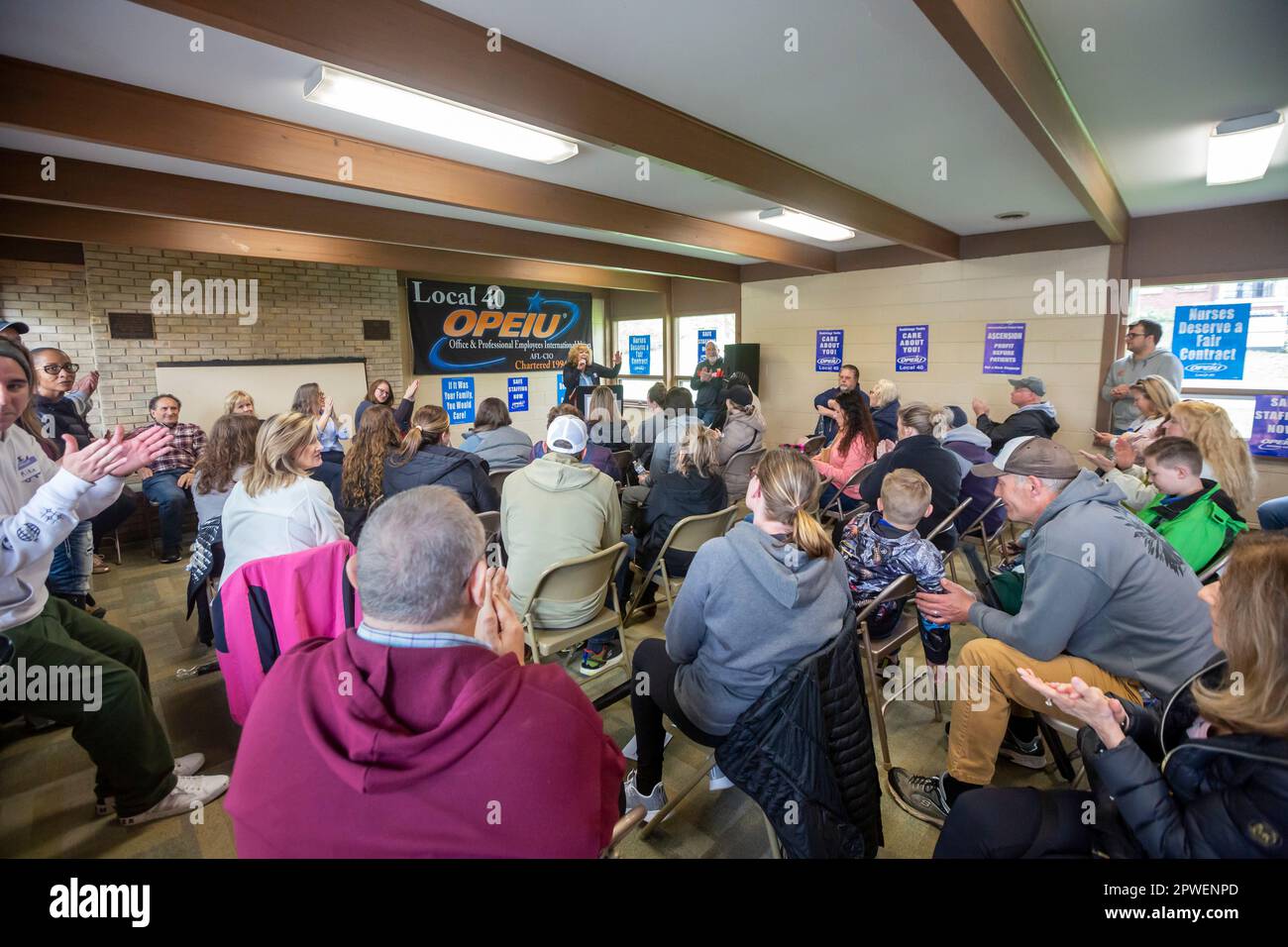 Rochester, Michigan, Stati Uniti. 29th Apr, 2023. Infermieri e tecnici radiologici si radunano per salari migliori e contro la carenza di personale all'Ascension Providence Rochester Hospital. I membri dell'Ufficio e dell'Unione Internazionale dei lavoratori professionali (OPEIU) lottano per un nuovo contratto sindacale da mesi. Il sindacato dice che l'ospedale sta perdendo personale perché i suoi salari sono ben al di sotto di quello che l'Ascensione paga nei suoi altri ospedali della zona di Detroit. Credit: Jim West/Alamy Live News Foto Stock