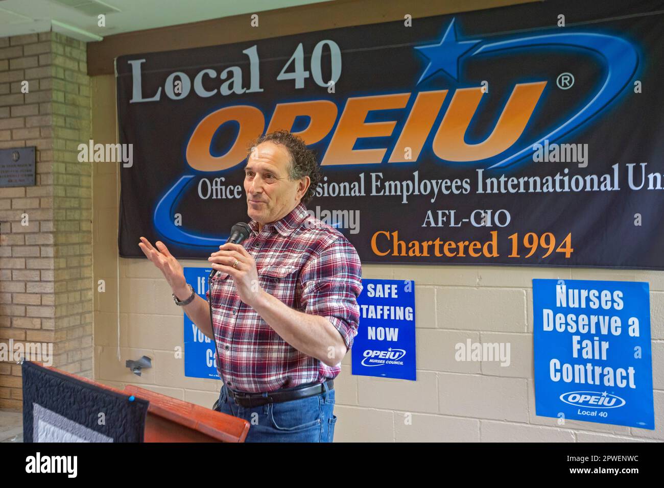 Rochester, Michigan, Stati Uniti. 29th Apr, 2023. L'ex congressista Andy Levin parla a sostegno di infermieri e tecnici radiologici che si mobilitano per salari migliori e contro la carenza di personale all'Ascension Providence Rochester Hospital. I membri dell'Ufficio e dell'Unione Internazionale dei lavoratori professionali (OPEIU) lottano per un nuovo contratto sindacale da mesi. Il sindacato dice che l'ospedale sta perdendo personale perché i suoi salari sono ben al di sotto di quello che l'Ascensione paga nei suoi altri ospedali della zona di Detroit. Credit: Jim West/Alamy Live News Foto Stock