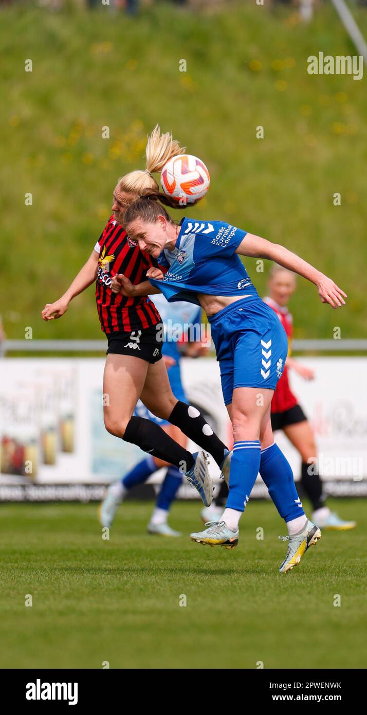 Lewes, Regno Unito. 30th Apr, 2023. Lewes, Inghilterra, 30th 2023 aprile: Amelia Hazard (4 Lewes) e Grace Ayre (18 Durham) si battono per la palla in aria durante la partita di football della fa Womens Championship tra Lewes e Durham al Dripping Pan di Lewes, Inghilterra. (James Whitehead/SPP) Credit: SPP Sport Press Photo. /Alamy Live News Foto Stock