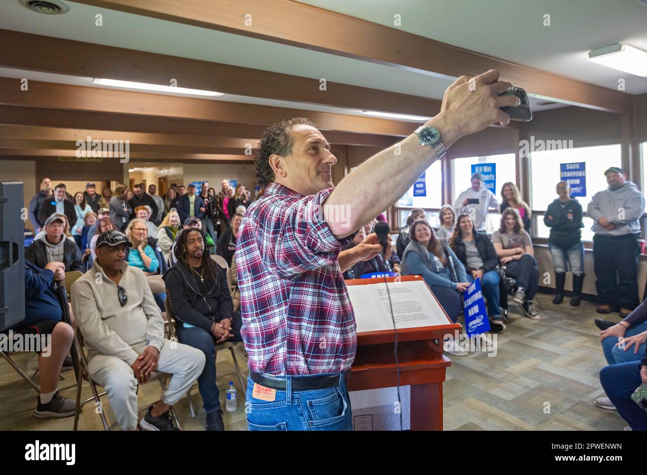 Rochester, Michigan, Stati Uniti. 29th Apr, 2023. L'ex congressista Andy Levin scatta una foto di infermieri e tecnici di radiologia che si mobilitano per salari migliori e contro la carenza di personale all'Ascension Providence Rochester Hospital. I membri dell'Ufficio e dell'Unione Internazionale dei lavoratori professionali (OPEIU) lottano per un nuovo contratto sindacale da mesi. Il sindacato dice che l'ospedale sta perdendo personale perché i suoi salari sono ben al di sotto di quello che l'Ascensione paga nei suoi altri ospedali della zona di Detroit. Credit: Jim West/Alamy Live News Foto Stock