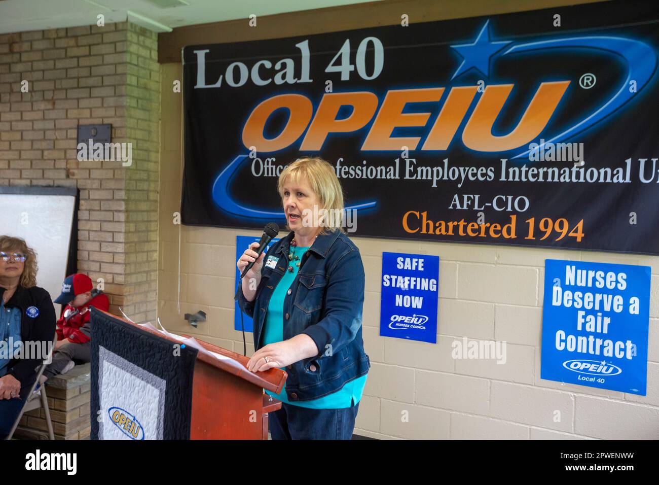 Rochester, Michigan, Stati Uniti. 29th Apr, 2023. Il candidato al Congresso Diane Young parla a sostegno di infermieri e tecnici radiologici che si mobilitano per salari migliori e contro la carenza di personale all'Ascension Providence Rochester Hospital. I membri dell'Ufficio e dell'Unione Internazionale dei lavoratori professionali (OPEIU) lottano per un nuovo contratto sindacale da mesi. Il sindacato dice che l'ospedale sta perdendo personale perché i suoi salari sono ben al di sotto di quello che l'Ascensione paga nei suoi altri ospedali della zona di Detroit. Credit: Jim West/Alamy Live News Foto Stock