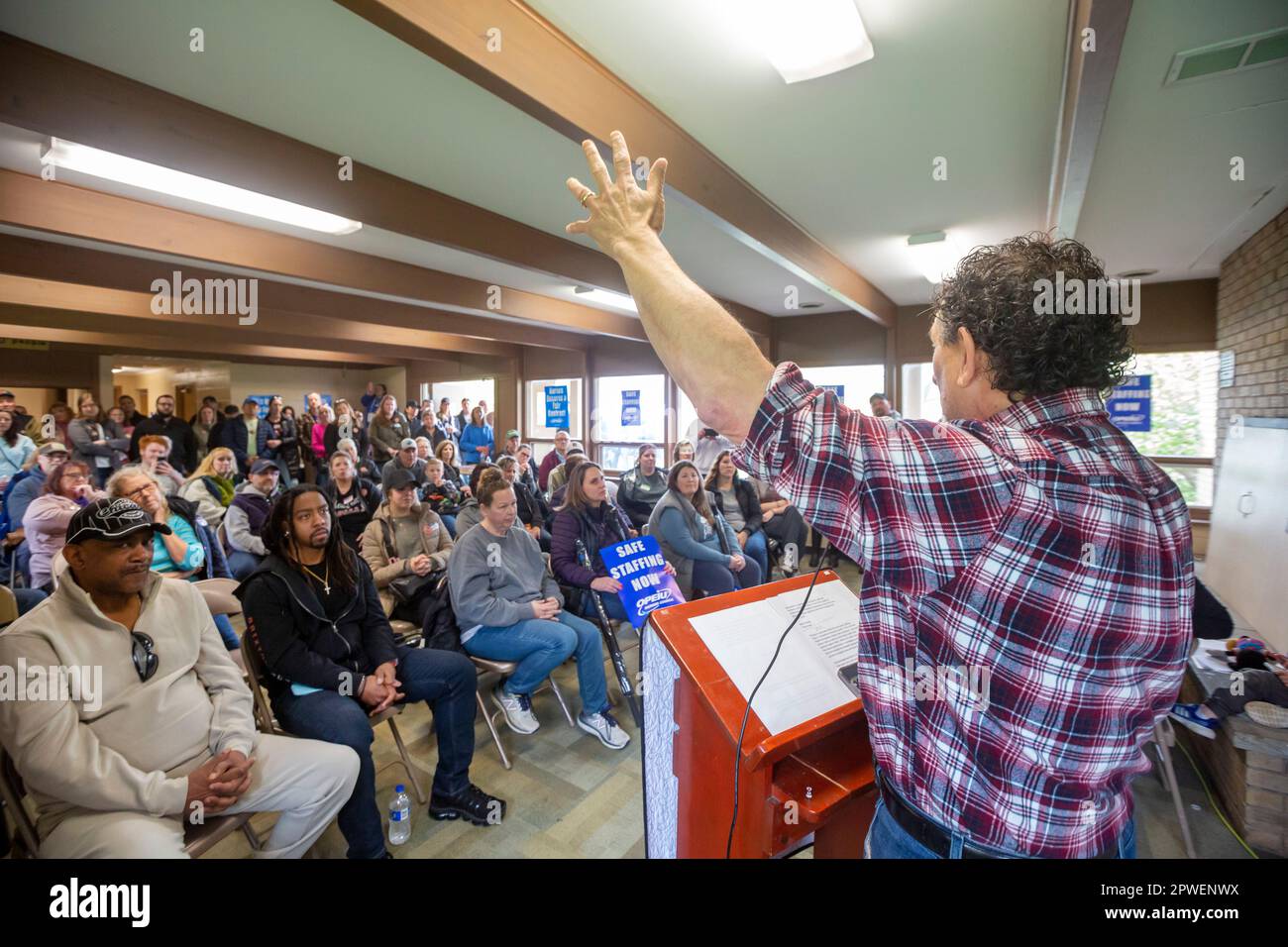Rochester, Michigan, Stati Uniti. 29th Apr, 2023. L'ex congressista Andy Levin parla a sostegno di infermieri e tecnici radiologici che si mobilitano per salari migliori e contro la carenza di personale all'Ascension Providence Rochester Hospital. I membri dell'Ufficio e dell'Unione Internazionale dei lavoratori professionali (OPEIU) lottano per un nuovo contratto sindacale da mesi. Il sindacato dice che l'ospedale sta perdendo personale perché i suoi salari sono ben al di sotto di quello che l'Ascensione paga nei suoi altri ospedali della zona di Detroit. Credit: Jim West/Alamy Live News Foto Stock