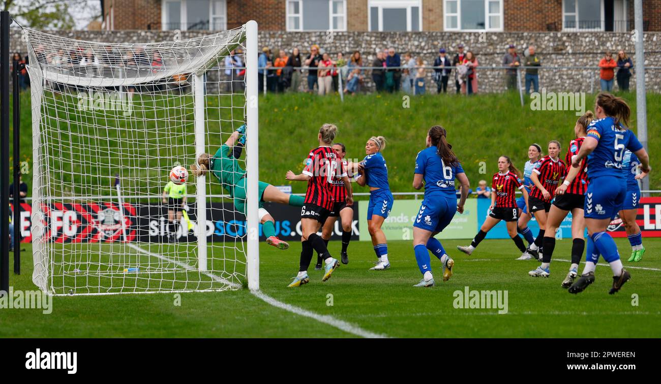 Lewes, Regno Unito. 30th Apr, 2023. Lewes, Inghilterra, 30th 2023 aprile: Un calcio di punizione da Beth Hepple (7 Durham) gira sopra il portiere Sophie Whitehouse (1 Lewes) per segnare il primo gol della sua squadra durante la partita di football della fa Womens Championship tra Lewes e Durham al Dripping Pan di Lewes, Inghilterra. (James Whitehead/SPP) Credit: SPP Sport Press Photo. /Alamy Live News Foto Stock
