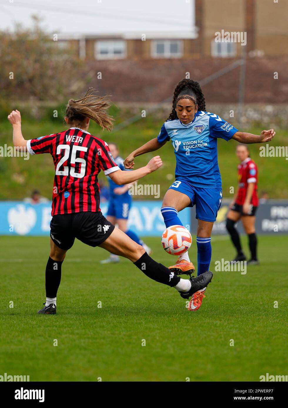Lewes, Regno Unito. 30th Apr, 2023. Lewes, Inghilterra, 30th 2023 aprile: Jess Clarke (23 Durham) e Kenzie Weir (25 Lewes) si battono per la palla durante la partita di football della fa Womens Championship tra Lewes e Durham al Dripping Pan di Lewes, Inghilterra. (James Whitehead/SPP) Credit: SPP Sport Press Photo. /Alamy Live News Foto Stock