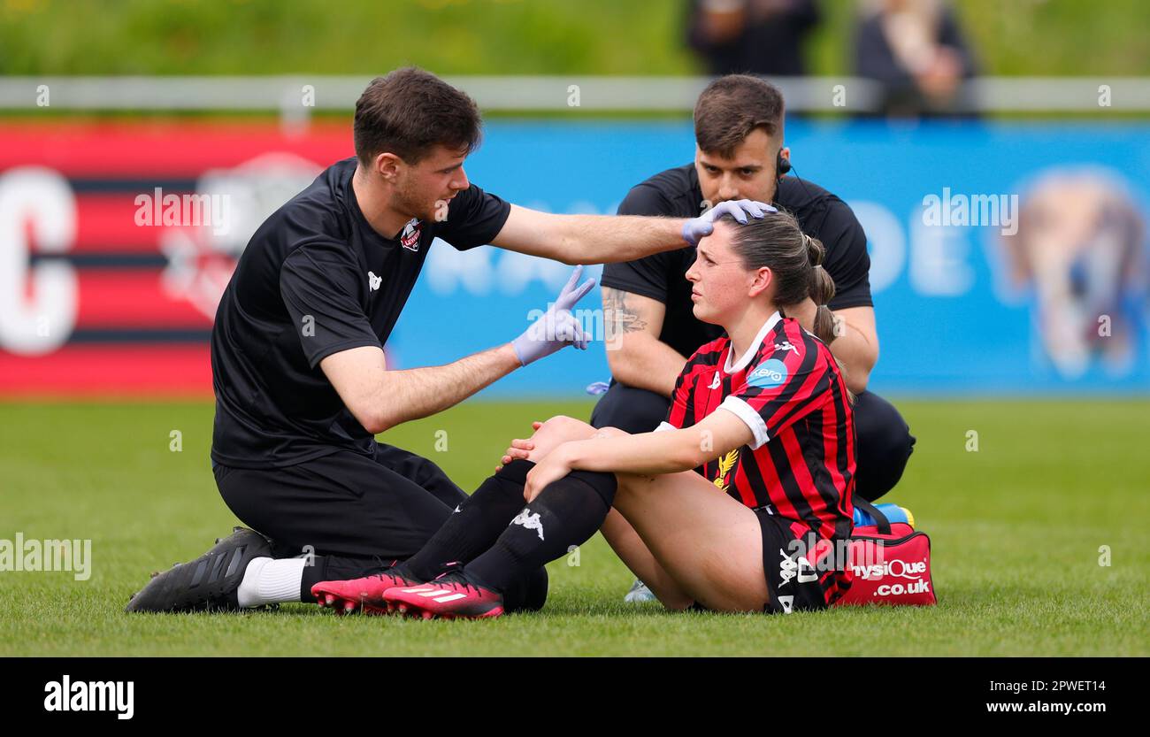 Lewes, Regno Unito. 30th Apr, 2023. Lewes, Inghilterra, 30th 2023 aprile: Charlotte Wardlaw (5 Lewes) riceve un trattamento durante la partita di football della fa Womens Championship tra Lewes e Durham al Dripping Pan di Lewes, Inghilterra. (James Whitehead/SPP) Credit: SPP Sport Press Photo. /Alamy Live News Foto Stock