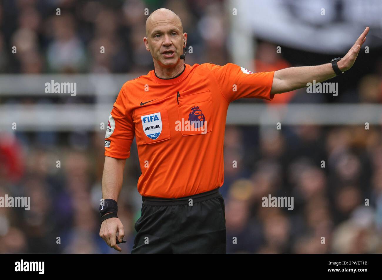 Arbitro Anthony Taylor durante la partita della Premier League Newcastle United vs Southampton a St. James's Park, Newcastle, Regno Unito, 30th aprile 2023 (Photo by Mark Cosgrove/News Images) Foto Stock