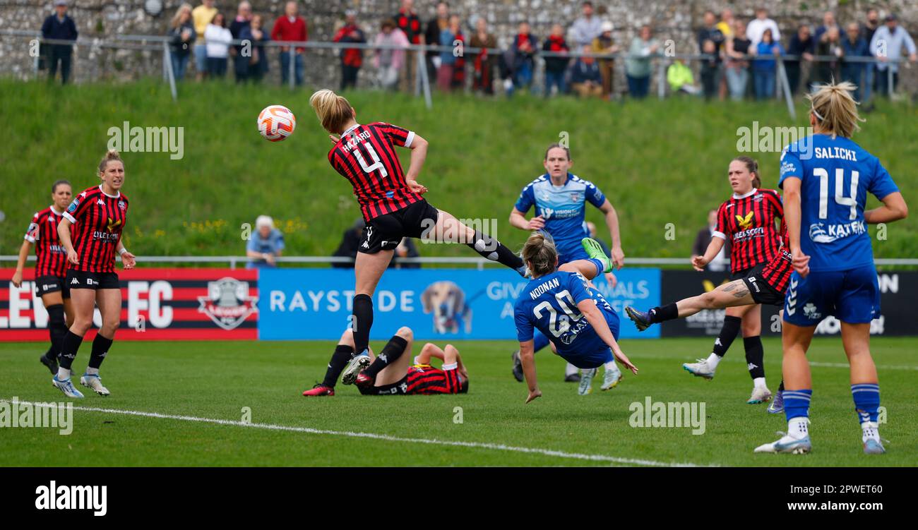 Lewes, Regno Unito. 30th Apr, 2023. Lewes, Inghilterra, 30th 2023 aprile: Saoirse Noonan (20 Durham) ha un colpo da un calcio d'testa durante la partita di football del fa Womens Championship tra Lewes e Durham al Dripping Pan di Lewes, Inghilterra. (James Whitehead/SPP) Credit: SPP Sport Press Photo. /Alamy Live News Foto Stock