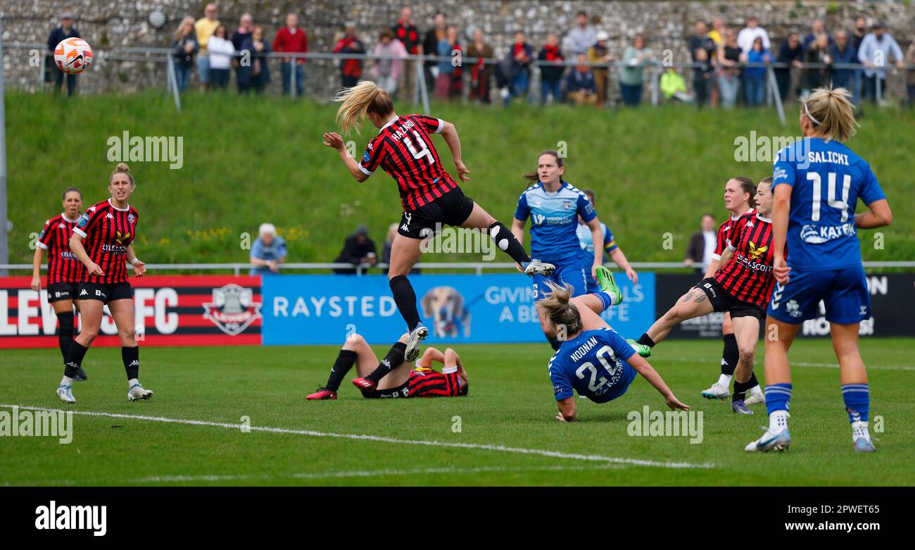 Lewes, Regno Unito. 30th Apr, 2023. Lewes, Inghilterra, 30th 2023 aprile: Saoirse Noonan (20 Durham) ha un colpo da un calcio d'testa durante la partita di football del fa Womens Championship tra Lewes e Durham al Dripping Pan di Lewes, Inghilterra. (James Whitehead/SPP) Credit: SPP Sport Press Photo. /Alamy Live News Foto Stock