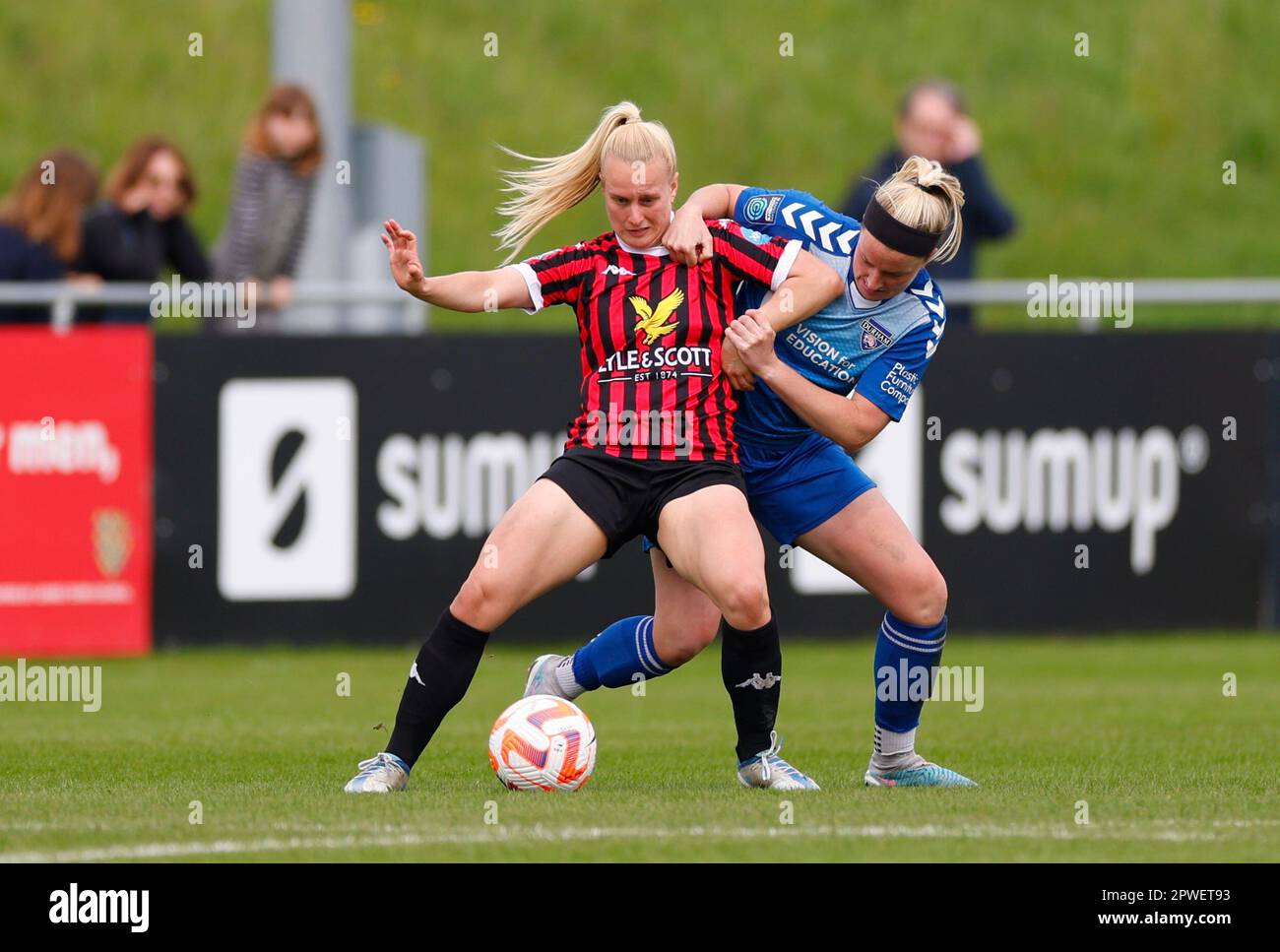 Lewes, Regno Unito. 30th Apr, 2023. Lewes, Inghilterra, 30th 2023 aprile: Amelia Hazard (4 Lewes) e Dee Bradley (15 Durham) si battono per la palla durante la partita di football della fa Womens Championship tra Lewes e Durham al Dripping Pan di Lewes, Inghilterra. (James Whitehead/SPP) Credit: SPP Sport Press Photo. /Alamy Live News Foto Stock