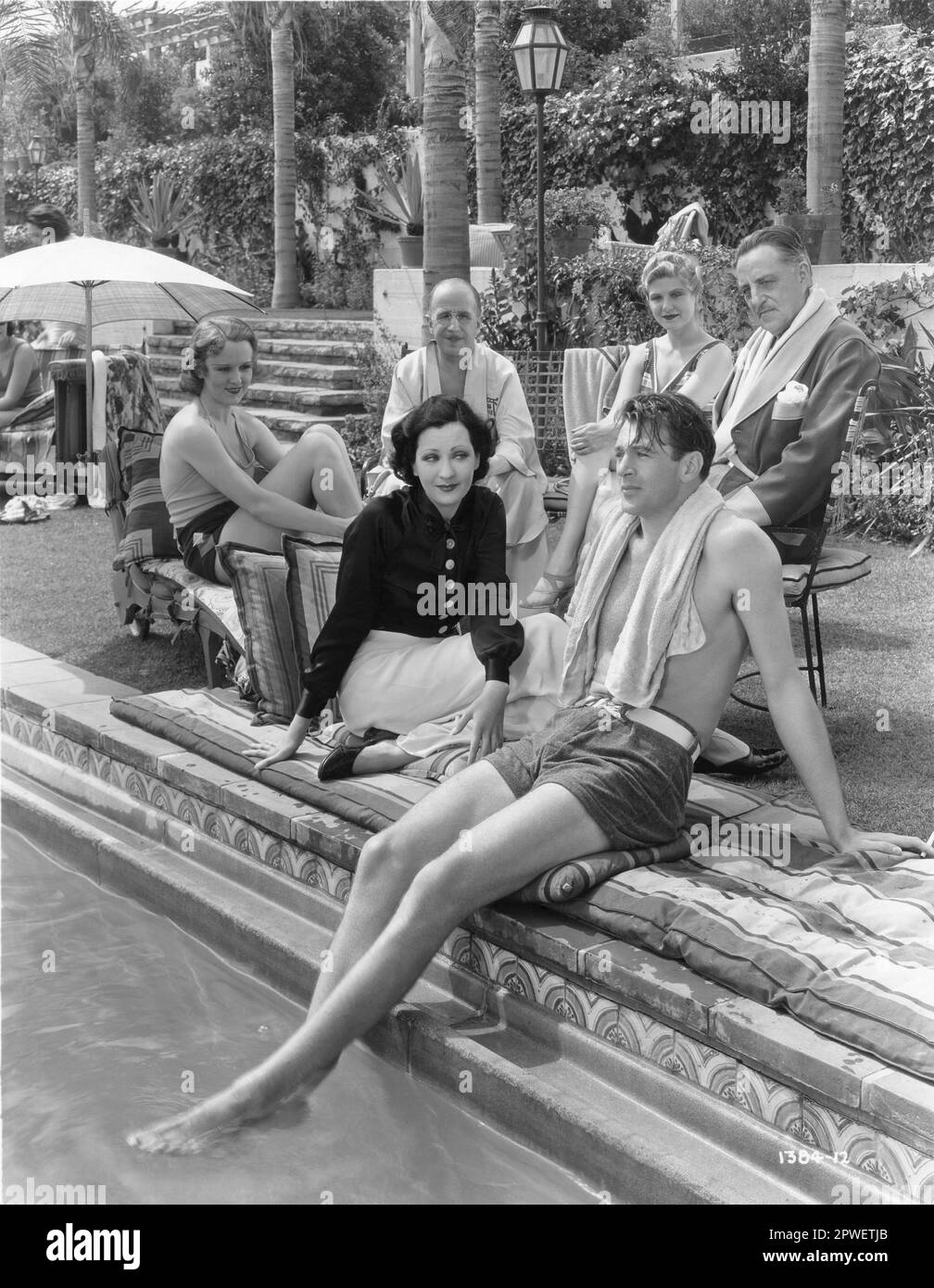 GARY COOPER Candid Photo Swimming Pool DEVIL AND THE DEEP 1932 con JULIETTE COMPTON ARTHUR HOYT HENRY KOLKER DOROTHY CHRISTY Paramount Pictures Foto Stock