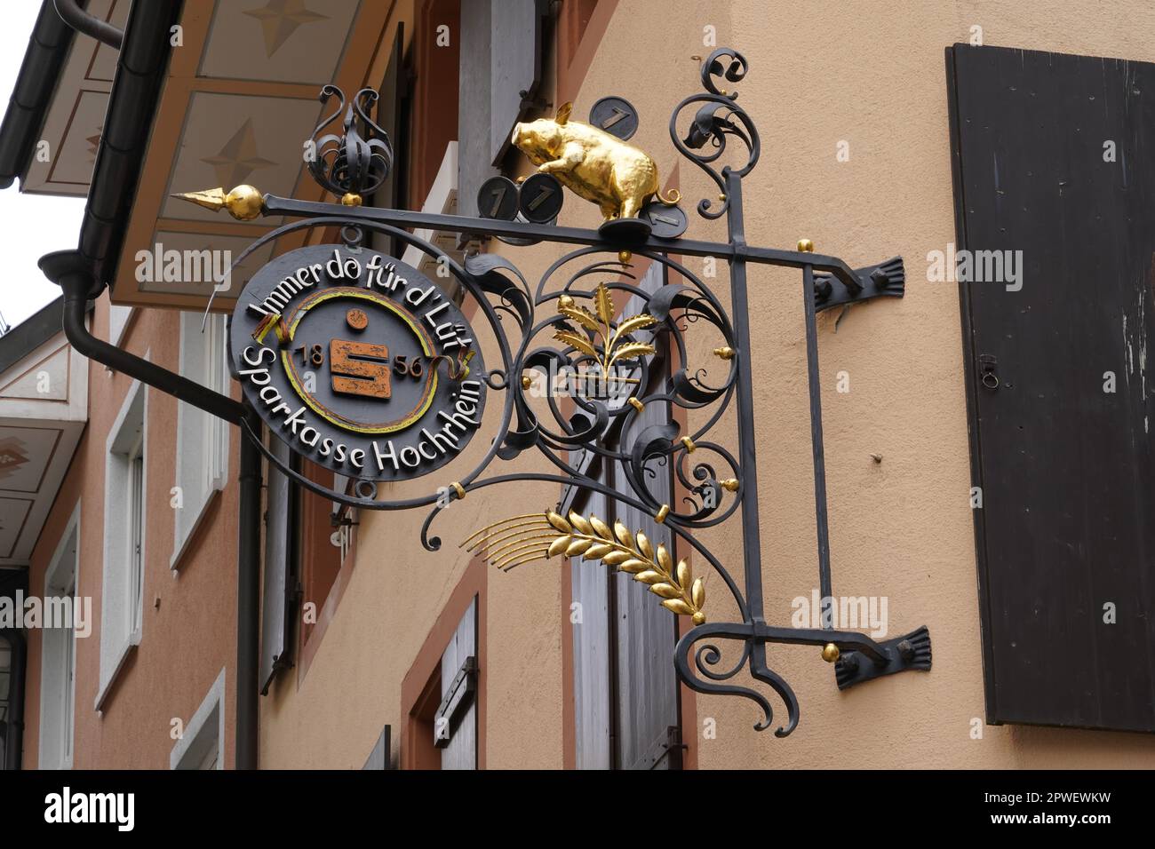 Insegna della banca di risparmio tedesca denominata Sparkasse Hochrhein in stile storico. Il logo in tedesco dice sempre qui per le persone. C'è un maiale. Foto Stock