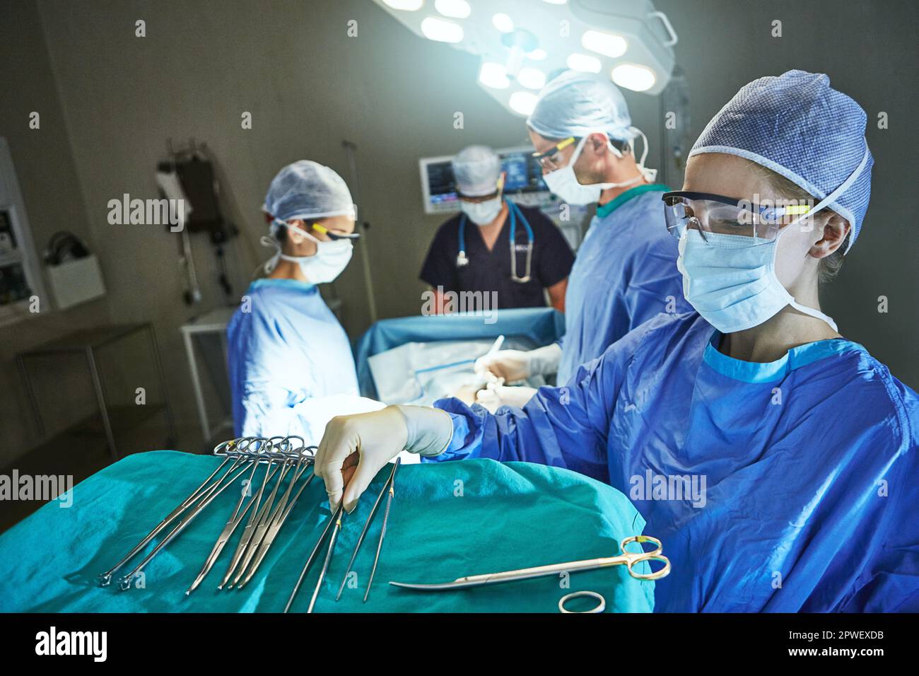 Passando sotto il coltello. chirurghi in una sala operatoria. Foto Stock