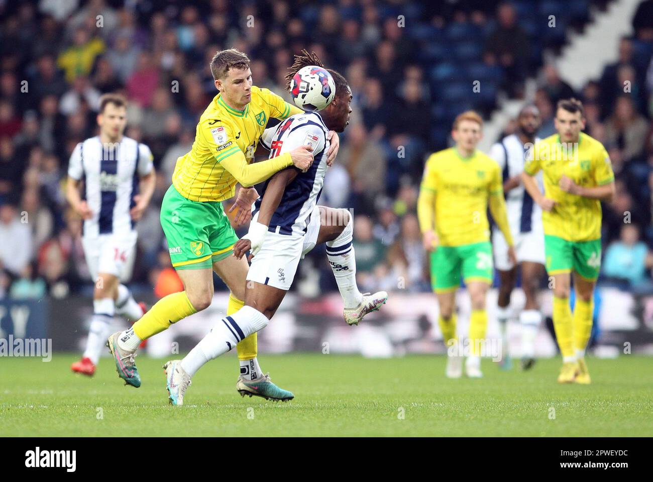 West Bromwich, Regno Unito. 29th Apr, 2023. Jacob Lungi Sorensen di Norwich City affronta Brandon Thomas-Asante di West Bromwich Albion durante la partita del campionato Sky Bet tra West Bromwich Albion e Norwich City alle Hawthorns il 29th 2023 aprile a West Bromwich, Inghilterra. (Foto di Mick Kearns/phcimages.com) Credit: PHC Images/Alamy Live News Foto Stock