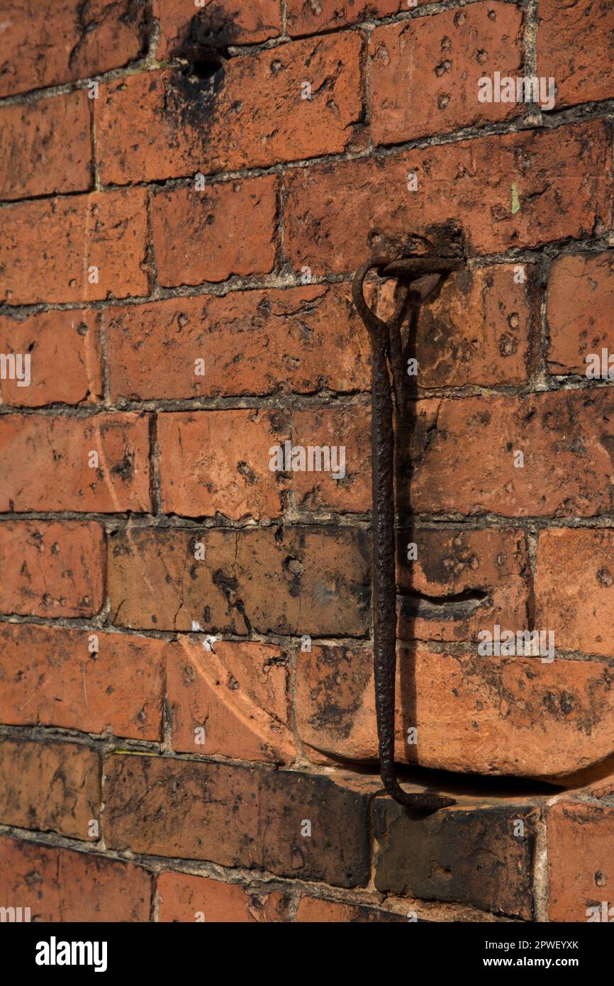 Gancio metallico indossato durante l'uso presso la proprietà del National Trust di Calke Abbey a Ticknall, Derby, Inghilterra Foto Stock