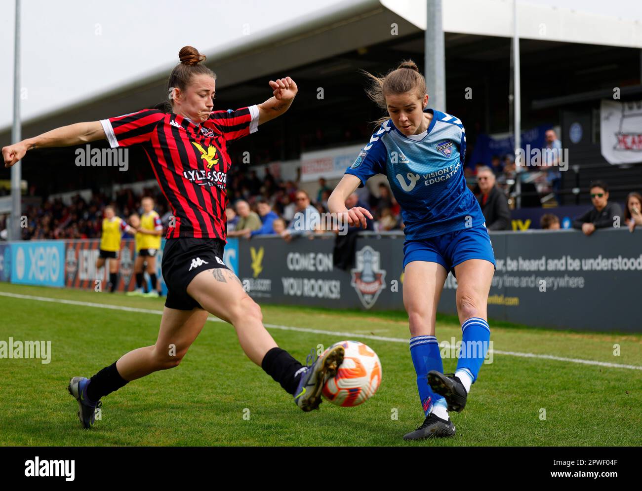 Lewes, Regno Unito. 30th Apr, 2023. Lewes, Inghilterra, 30th 2023 aprile: Rebecca McKenna (18 Lewes) blocca una croce da Ella Wilson (19 Durham) durante la partita di football della fa Womens Championship tra Lewes e Durham al Dripping Pan di Lewes, Inghilterra. (James Whitehead/SPP) Credit: SPP Sport Press Photo. /Alamy Live News Foto Stock