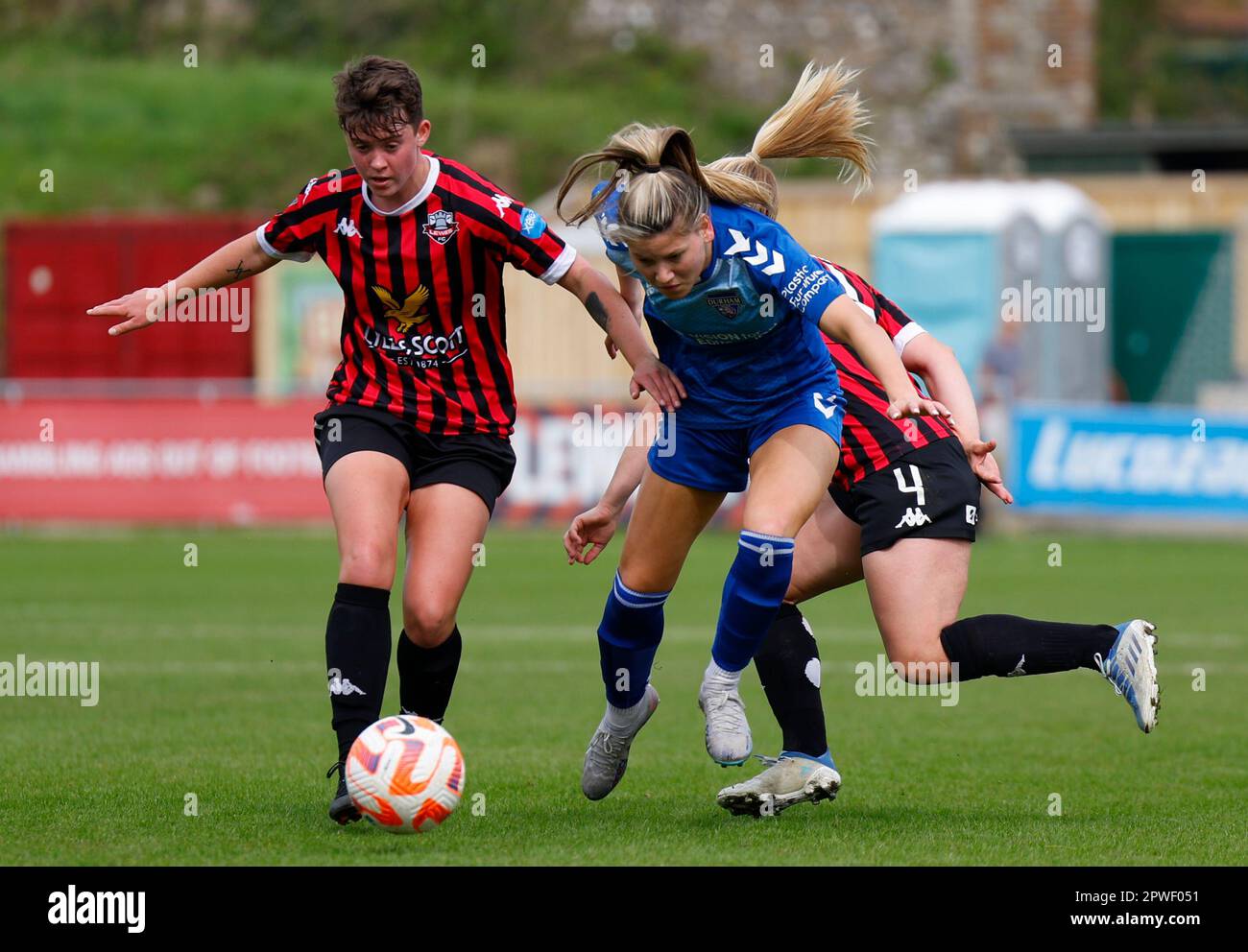 Lewes, Regno Unito. 30th Apr, 2023. Lewes, Inghilterra, 30th 2023 aprile: Poppy Pritchard (9 Durham) si scontra con la difesa di Lewes durante la partita di football della fa Womens Championship tra Lewes e Durham al Dripping Pan di Lewes, Inghilterra. (James Whitehead/SPP) Credit: SPP Sport Press Photo. /Alamy Live News Foto Stock