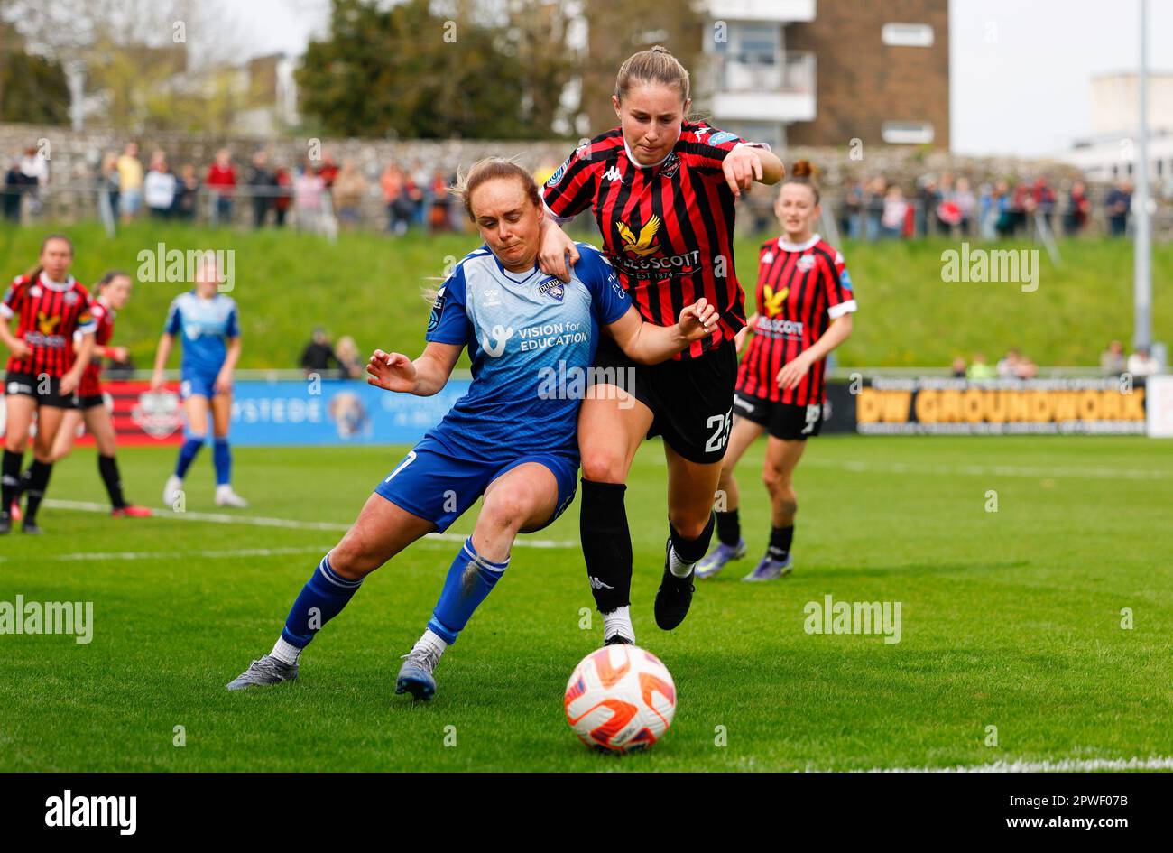 Lewes, Regno Unito. 30th Apr, 2023. Lewes, Inghilterra, 30th 2023 aprile: Beth Hepple (7 Durham) e Kenzie Weir (25 Lewes) si battono per la palla durante la partita di football della fa Womens Championship tra Lewes e Durham al Dripping Pan di Lewes, Inghilterra. (James Whitehead/SPP) Credit: SPP Sport Press Photo. /Alamy Live News Foto Stock