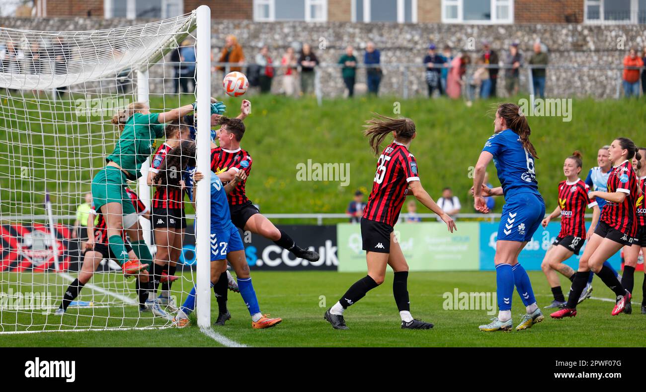 Lewes, Regno Unito. 30th Apr, 2023. Lewes, Inghilterra, 30th 2023 aprile: Il portiere Sophie Whitehouse (1 Lewes) fa un salvataggio durante la partita di football della fa Womens Championship tra Lewes e Durham al Dripping Pan di Lewes, Inghilterra. (James Whitehead/SPP) Credit: SPP Sport Press Photo. /Alamy Live News Foto Stock