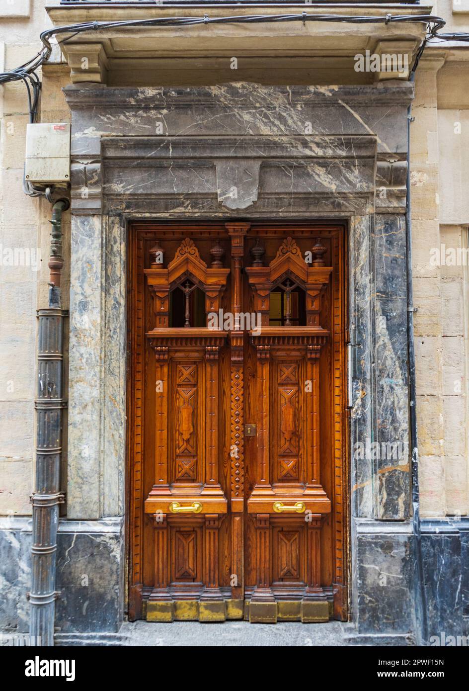 Porta a battente in legno d'epoca con intaglio Foto Stock
