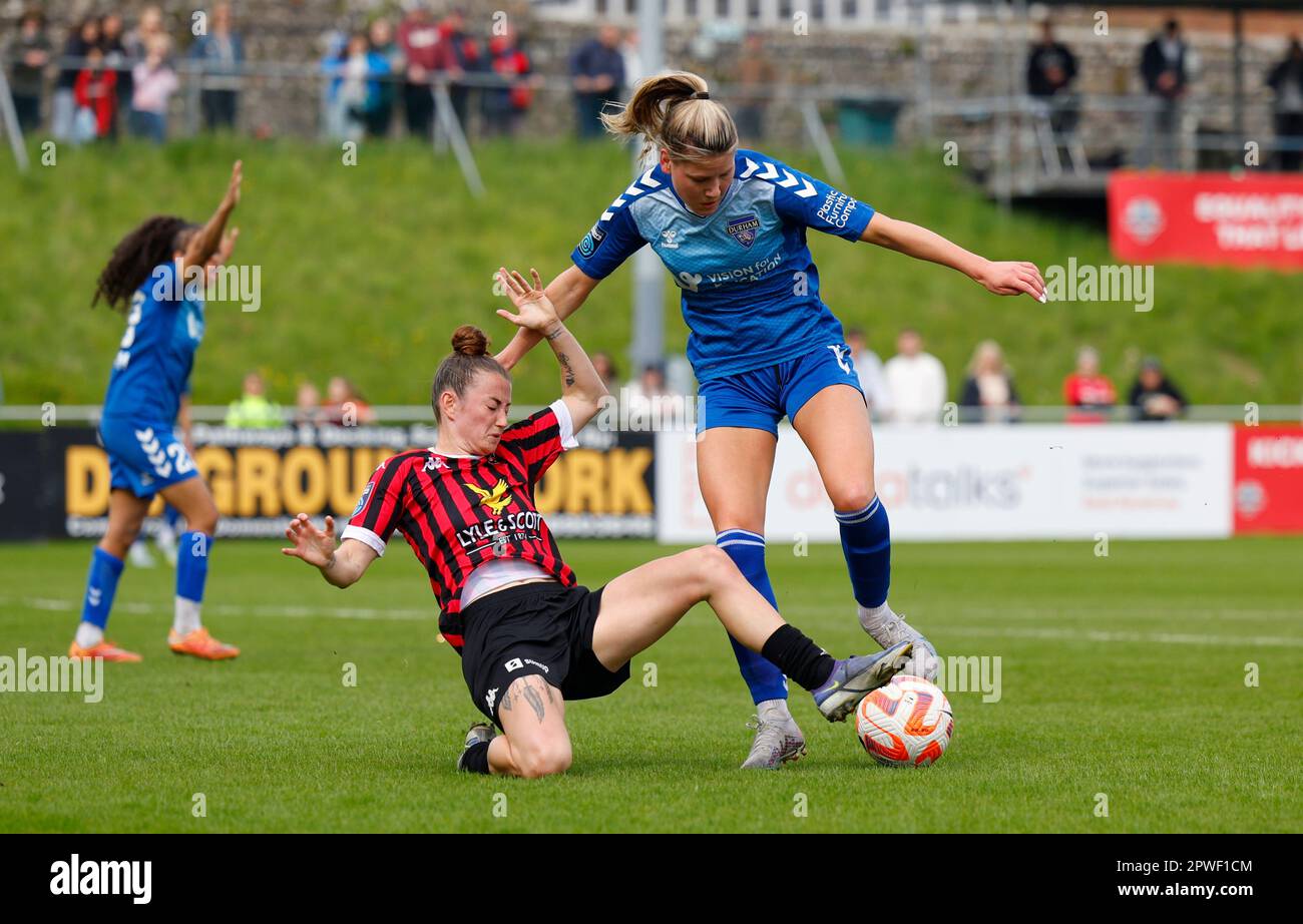 Lewes, Regno Unito. 30th Apr, 2023. Lewes, Inghilterra, 30th 2023 aprile: Rebecca McKenna (18 Lewes) affronta Poppy Pritchard (9 Durham) durante la partita di football della fa Womens Championship tra Lewes e Durham al Dripping Pan di Lewes, Inghilterra. (James Whitehead/SPP) Credit: SPP Sport Press Photo. /Alamy Live News Foto Stock