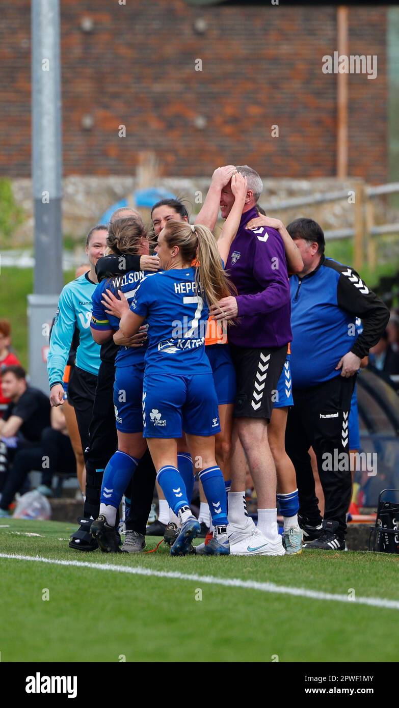 Lewes, Regno Unito. 30th Apr, 2023. Lewes, Inghilterra, 30th 2023 aprile: I giocatori di Durham festeggiano con un membro del personale di coaching dopo che Dee Bradley (15 Durham) ha ottenuto il secondo obiettivo della sua squadra durante la partita di calcio del campionato delle donne fa tra Lewes e Durham al Dripping Pan di Lewes, Inghilterra. (James Whitehead/SPP) Credit: SPP Sport Press Photo. /Alamy Live News Foto Stock