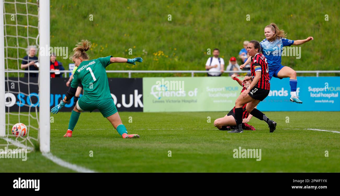 Lewes, Regno Unito. 30th Apr, 2023. Lewes, Inghilterra, 30th 2023 aprile: Lily Crosthwaite (12 Durham) ha un tiro in gol durante la partita di football della fa Womens Championship tra Lewes e Durham al Dripping Pan di Lewes, Inghilterra. (James Whitehead/SPP) Credit: SPP Sport Press Photo. /Alamy Live News Foto Stock