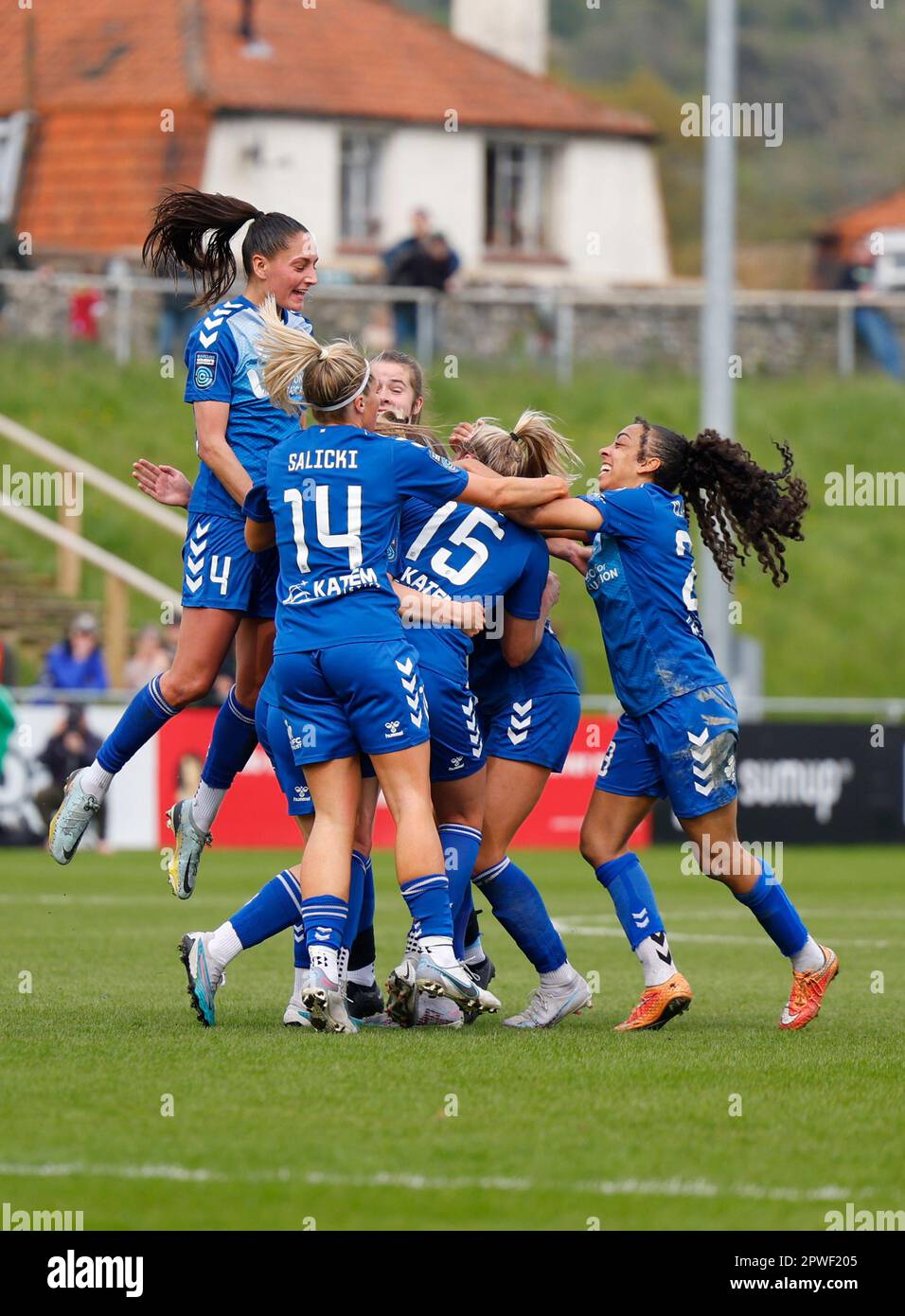 Lewes, Regno Unito. 30th Apr, 2023. Lewes, Inghilterra, 30th 2023 aprile: Dee Bradley (15 Durham) festeggia con i compagni di squadra dopo aver segnato il secondo gol della sua squadra durante la partita di football della fa Womens Championship tra Lewes e Durham al Dripping Pan di Lewes, Inghilterra. (James Whitehead/SPP) Credit: SPP Sport Press Photo. /Alamy Live News Foto Stock