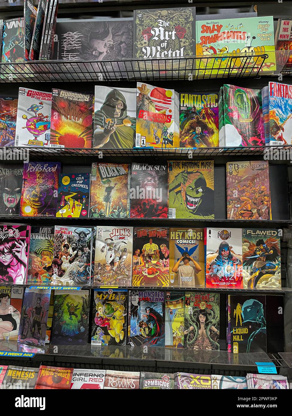 Una varietà di titoli di fumetti disponibili per la vendita presso il negozio Midtown Comics di Manhattan. Foto Stock
