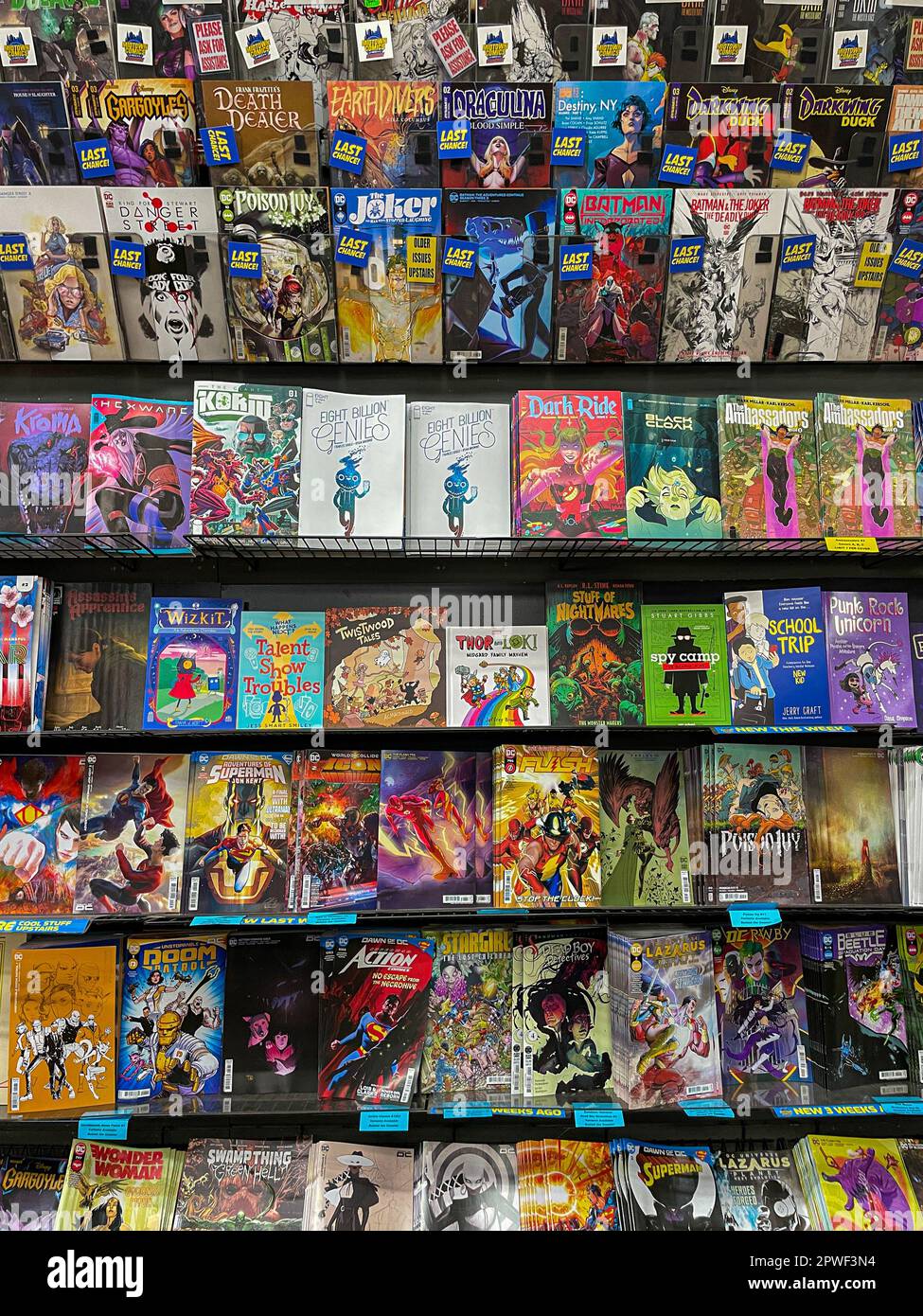 Una varietà di titoli di fumetti disponibili per la vendita presso il negozio Midtown Comics di Manhattan. Foto Stock