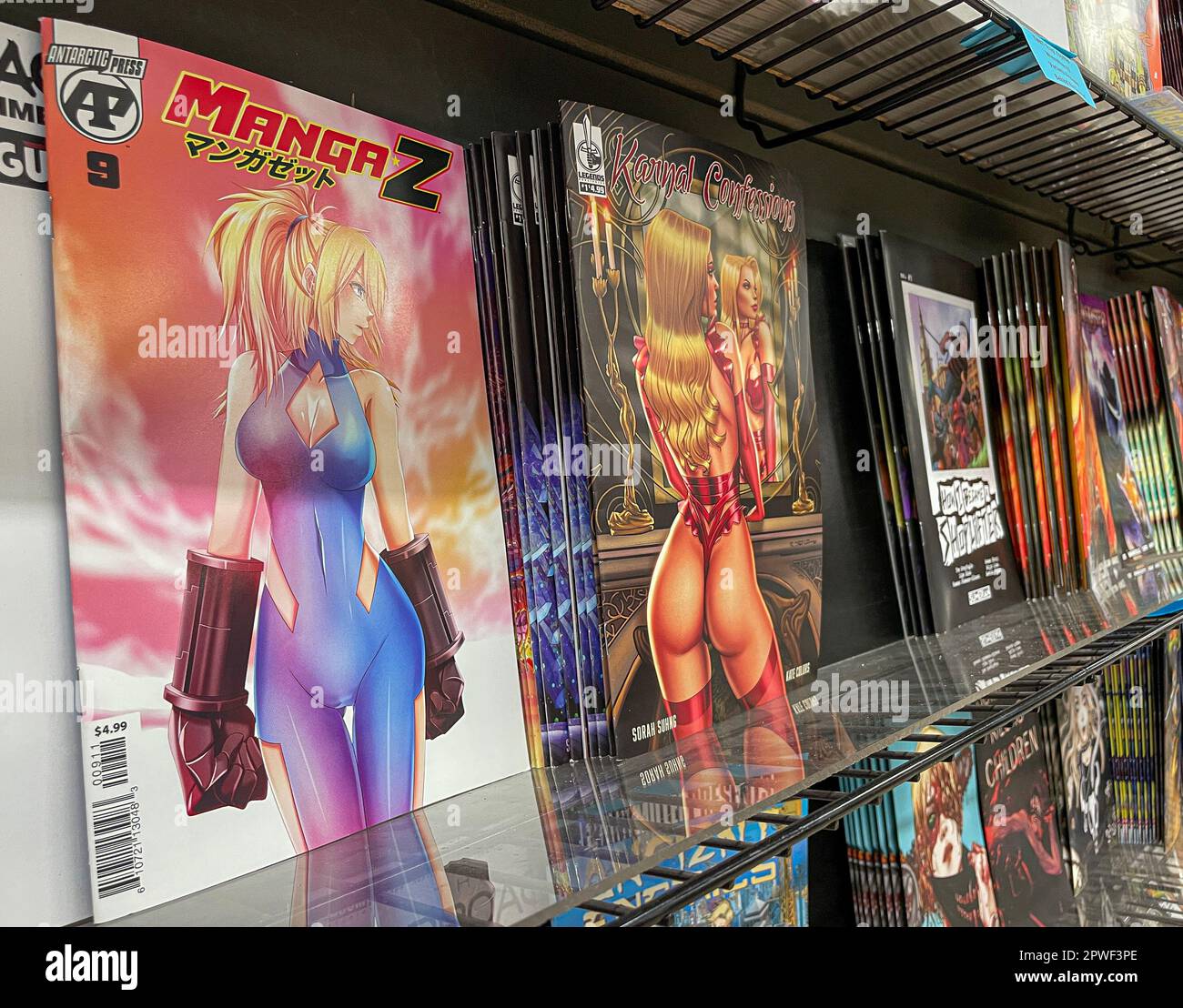 Manga Z e altri fumetti in vendita presso il negozio Midtown Comics di Manhattan. Foto Stock