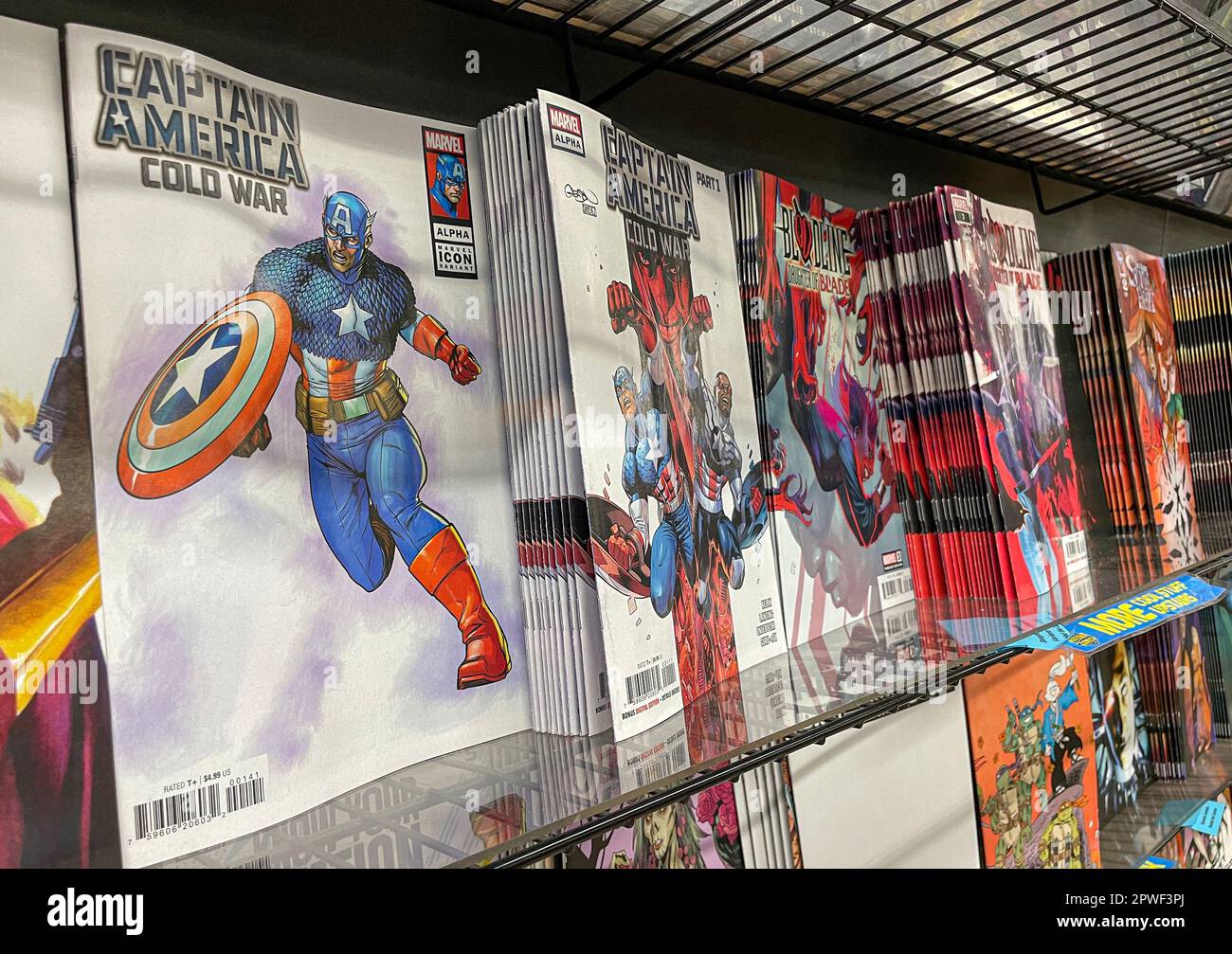 Captain America e altri titoli di fumetti in vendita presso il negozio Midtown Comics di Manhattan. Foto Stock