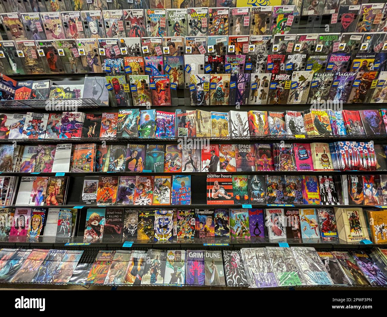 Una varietà di titoli di fumetti disponibili per la vendita presso il negozio Midtown Comics di Manhattan. Foto Stock